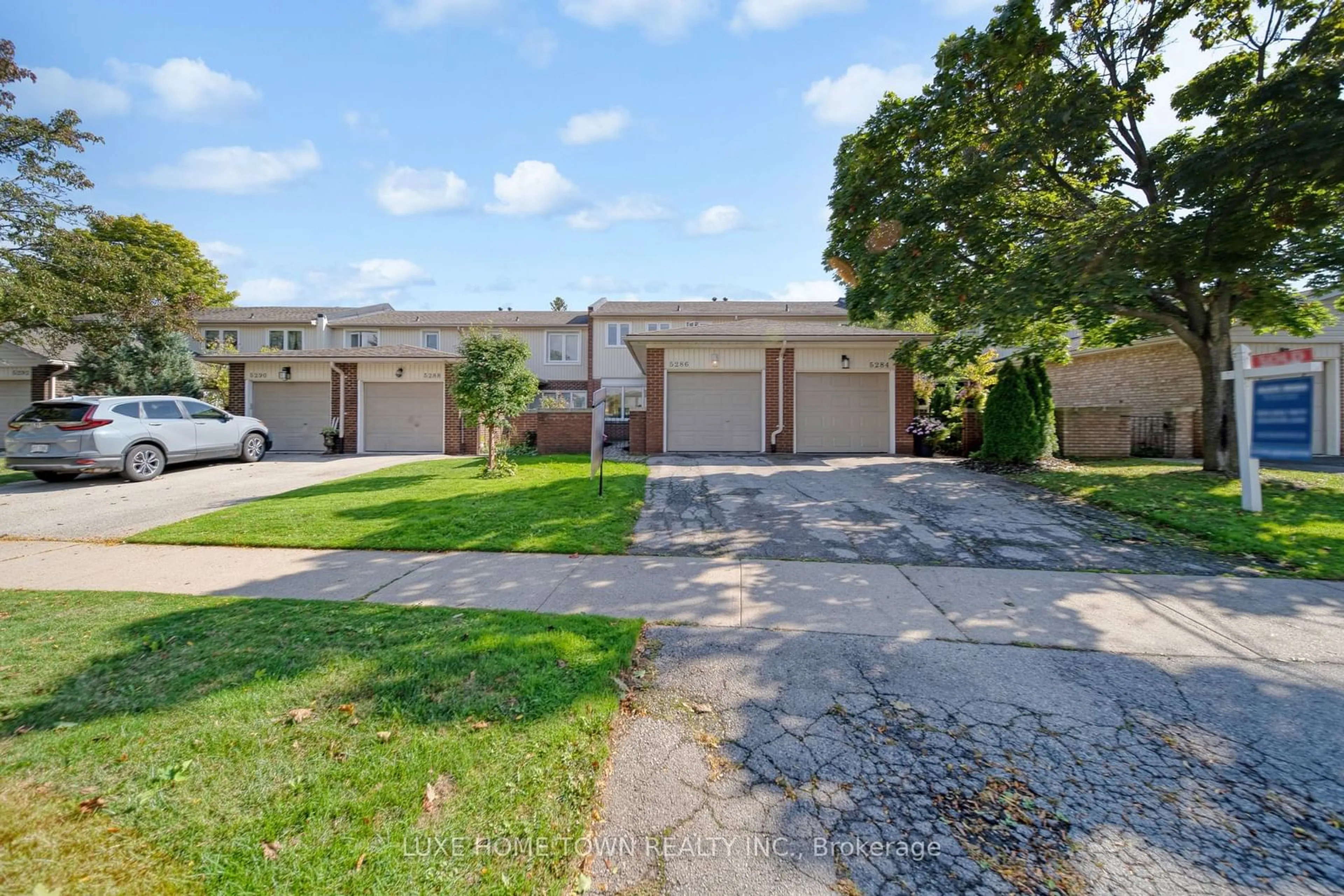 A pic from exterior of the house or condo, the street view for 5286 Bromley Rd #22, Burlington Ontario L7L 3G2