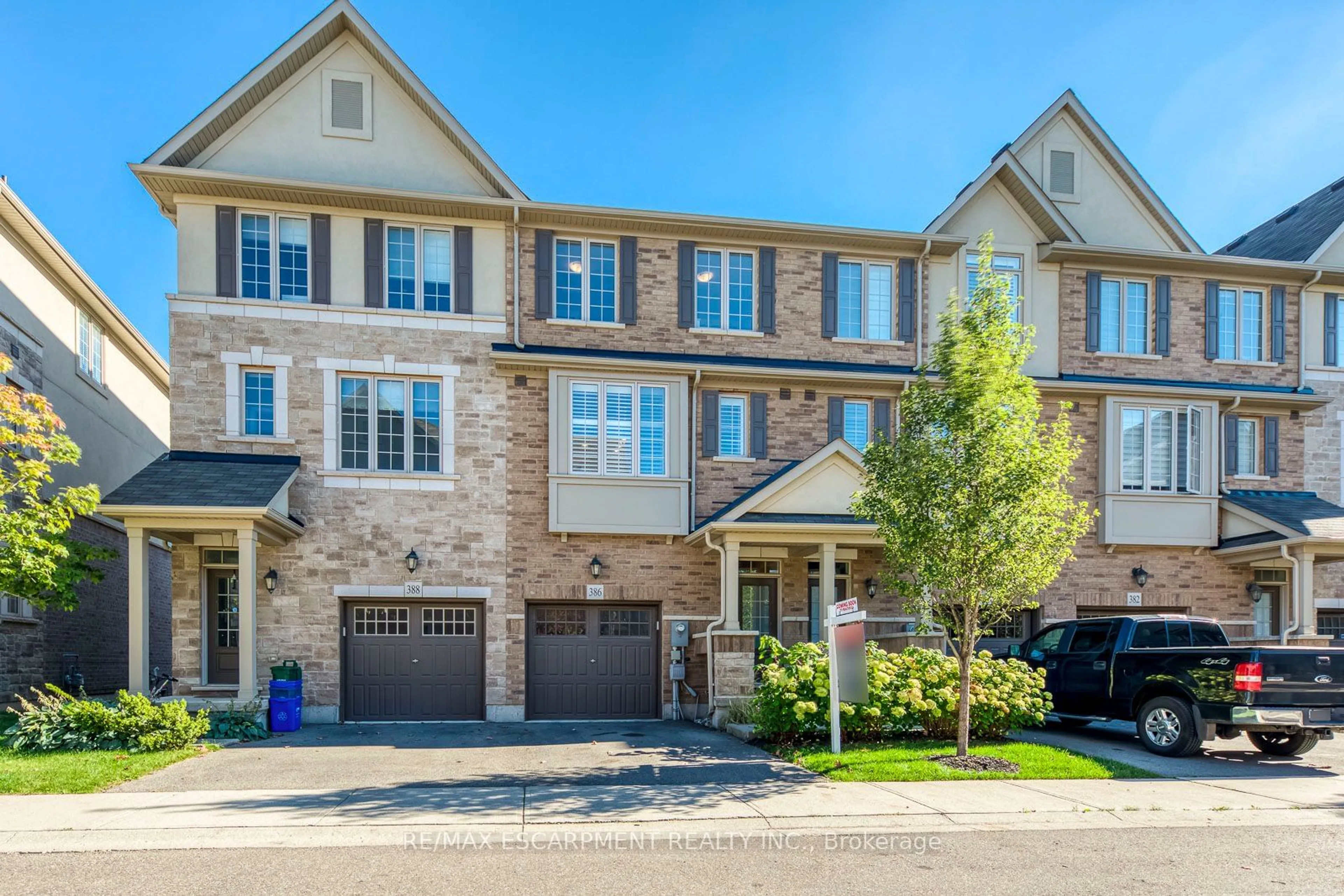 A pic from exterior of the house or condo, the street view for 386 Belcourt Common, Oakville Ontario L6H 0R1