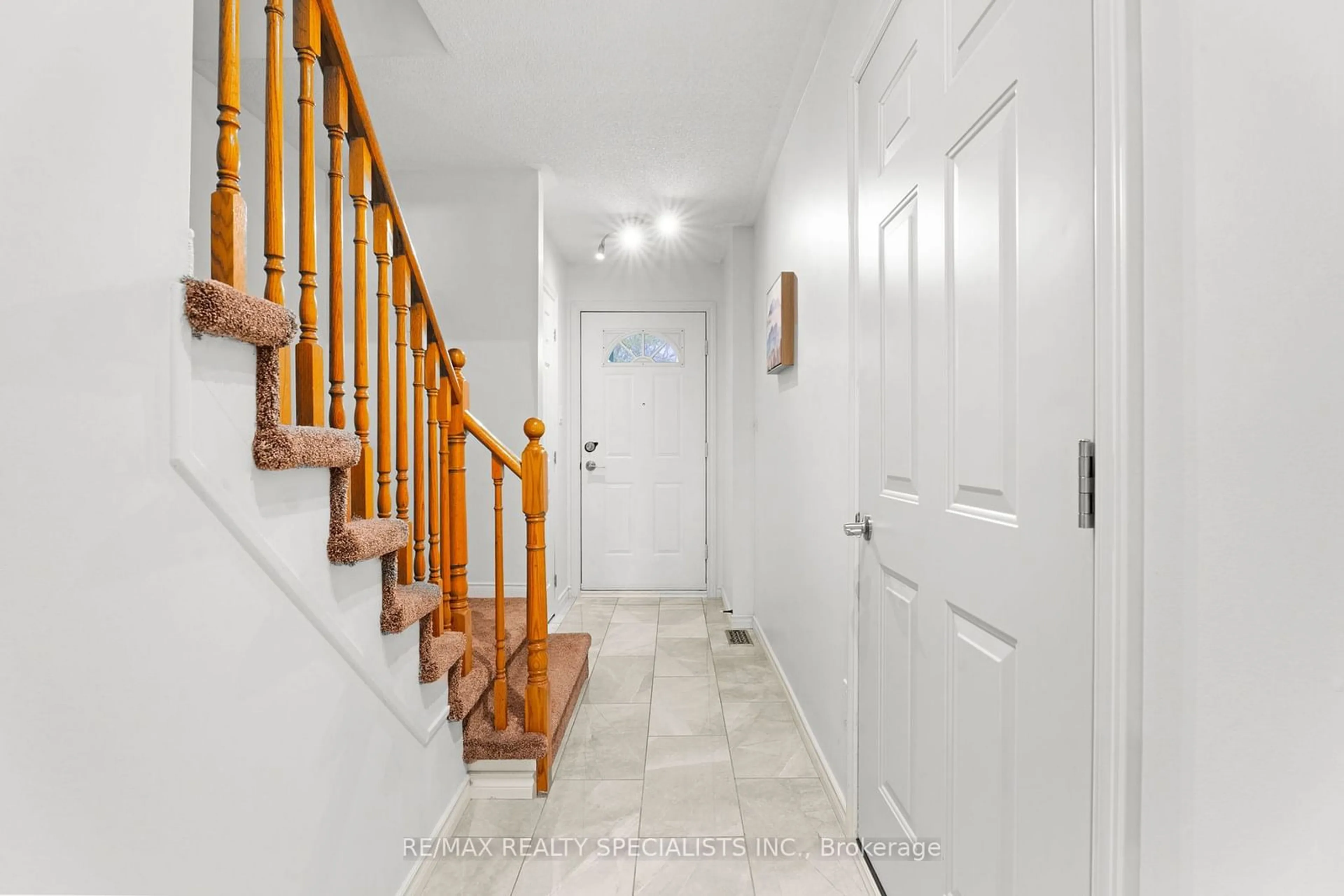 Indoor foyer for 5958 Greensboro Dr #67, Mississauga Ontario L5M 5Z9