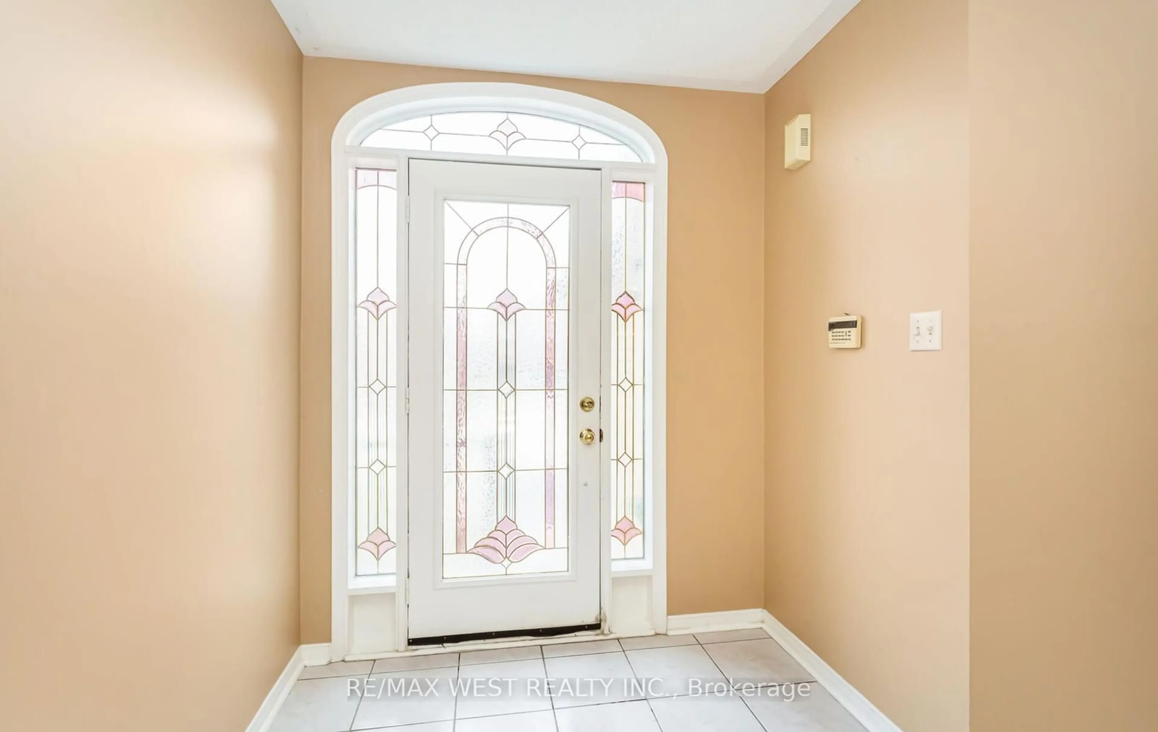 Indoor entryway, wood floors for 6443 Saratoga Way, Mississauga Ontario L5N 7V7