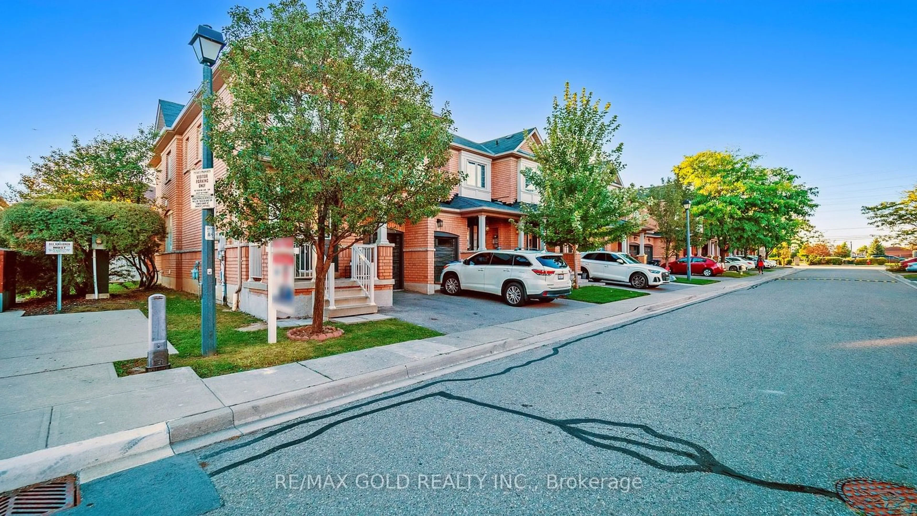 A pic from exterior of the house or condo, the street view for 1015 Galesway Blvd #18, Mississauga Ontario L5V 0A8