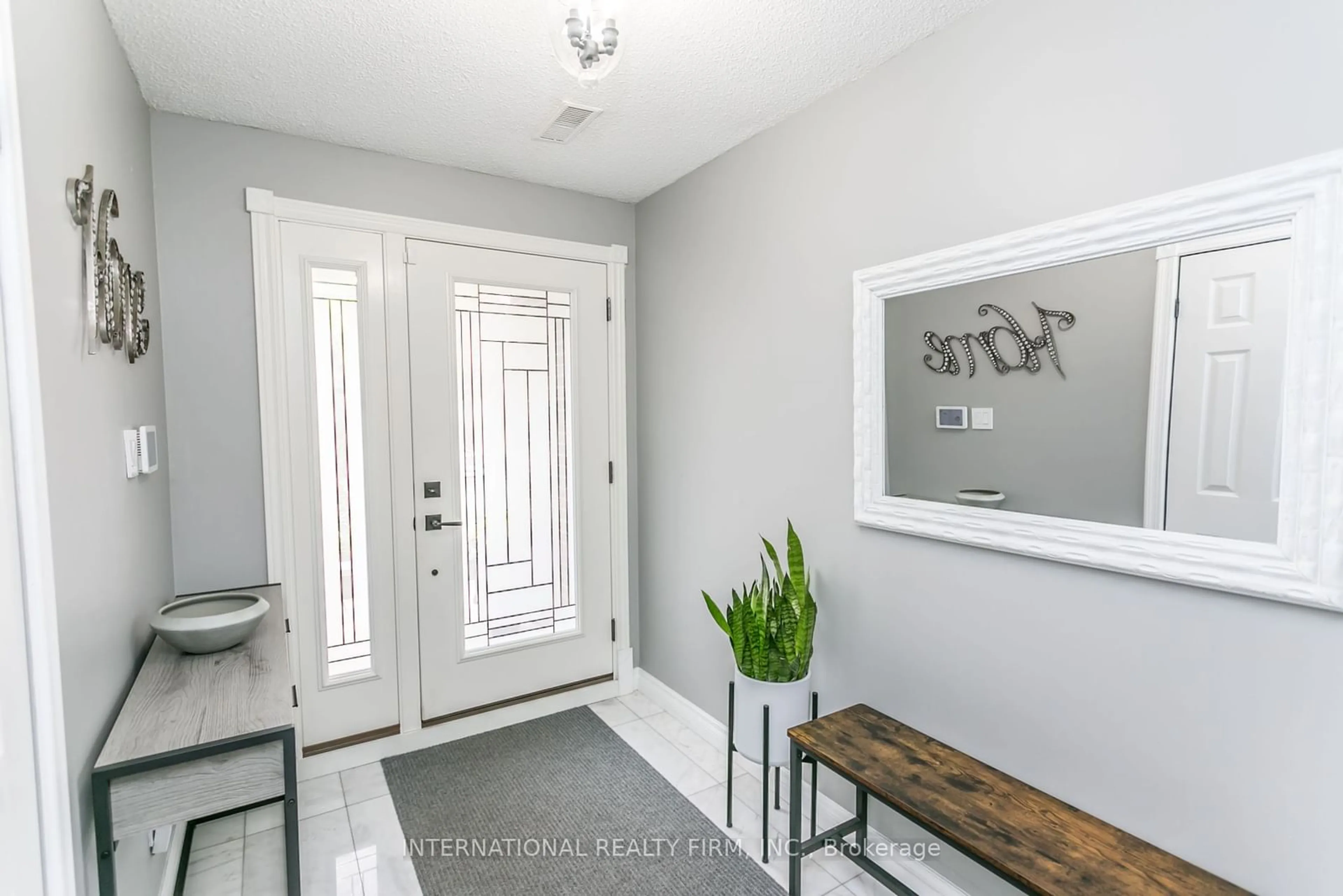 Indoor entryway, wood floors for 1360 Hampton St #35, Oakville Ontario L6H 2S6