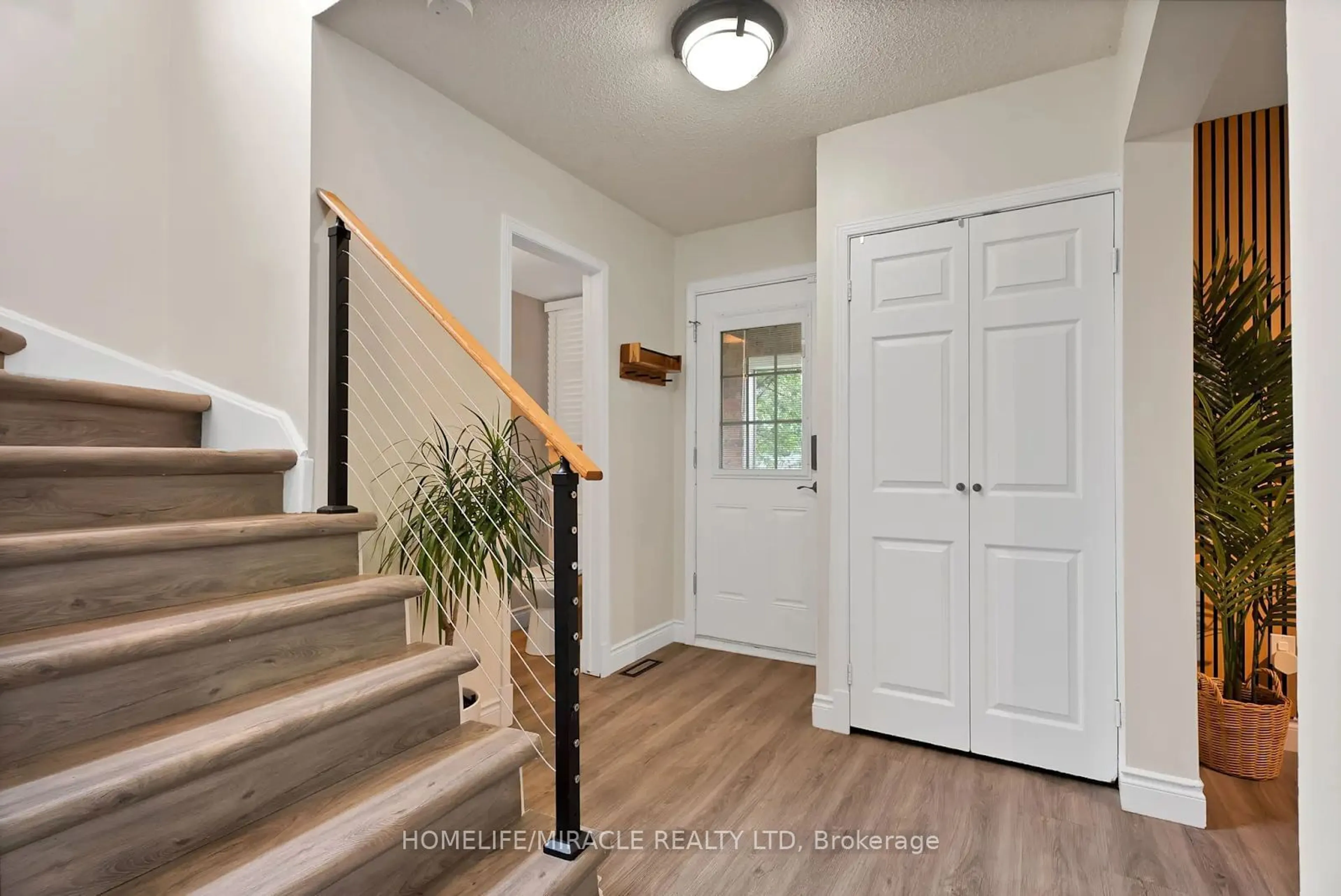 Indoor entryway for 36 Driftwood Cres, Brampton Ontario L6Z 2C4