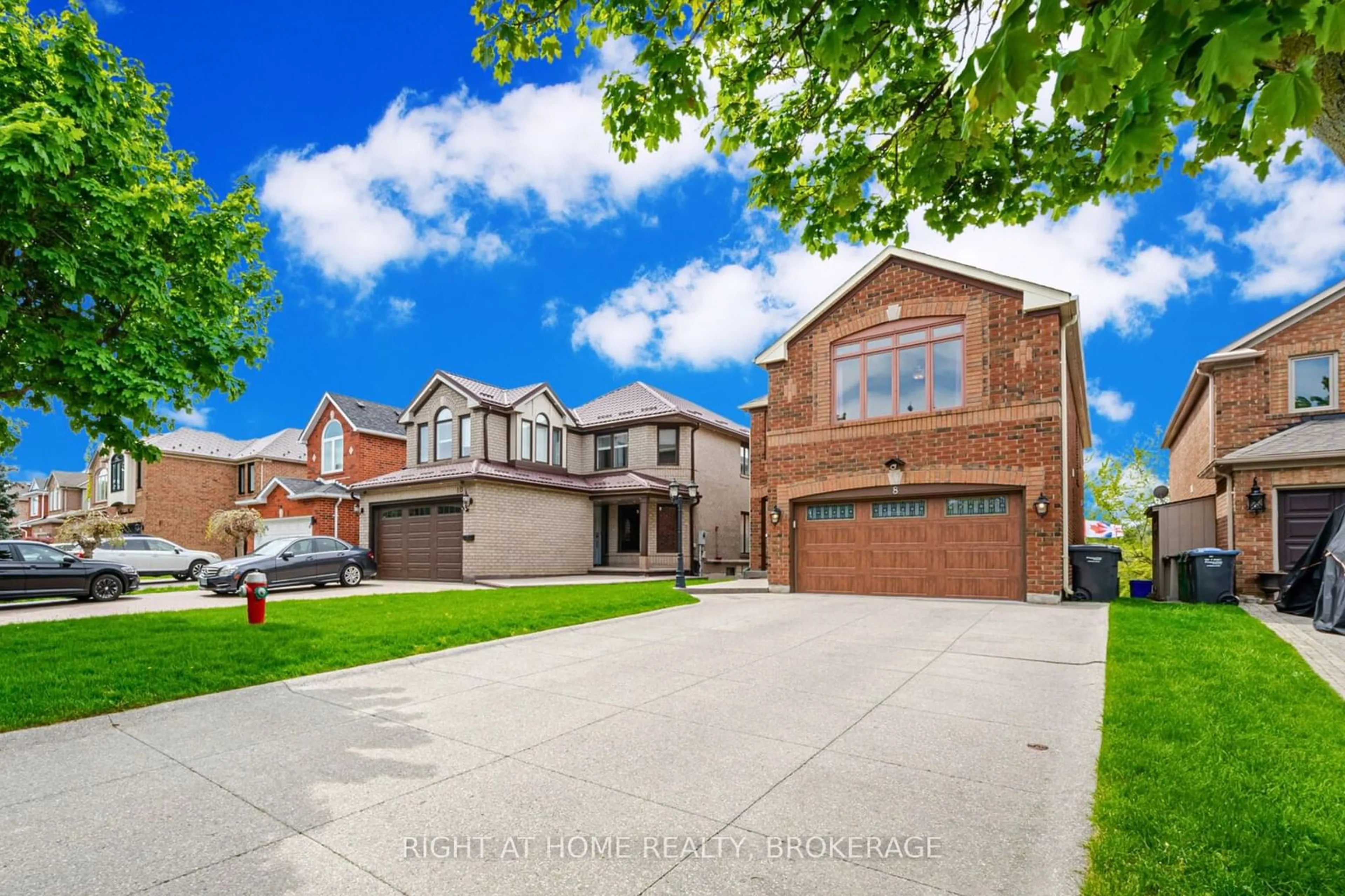 Frontside or backside of a home for 8 Cedarview Crt, Brampton Ontario L6Z 4T2