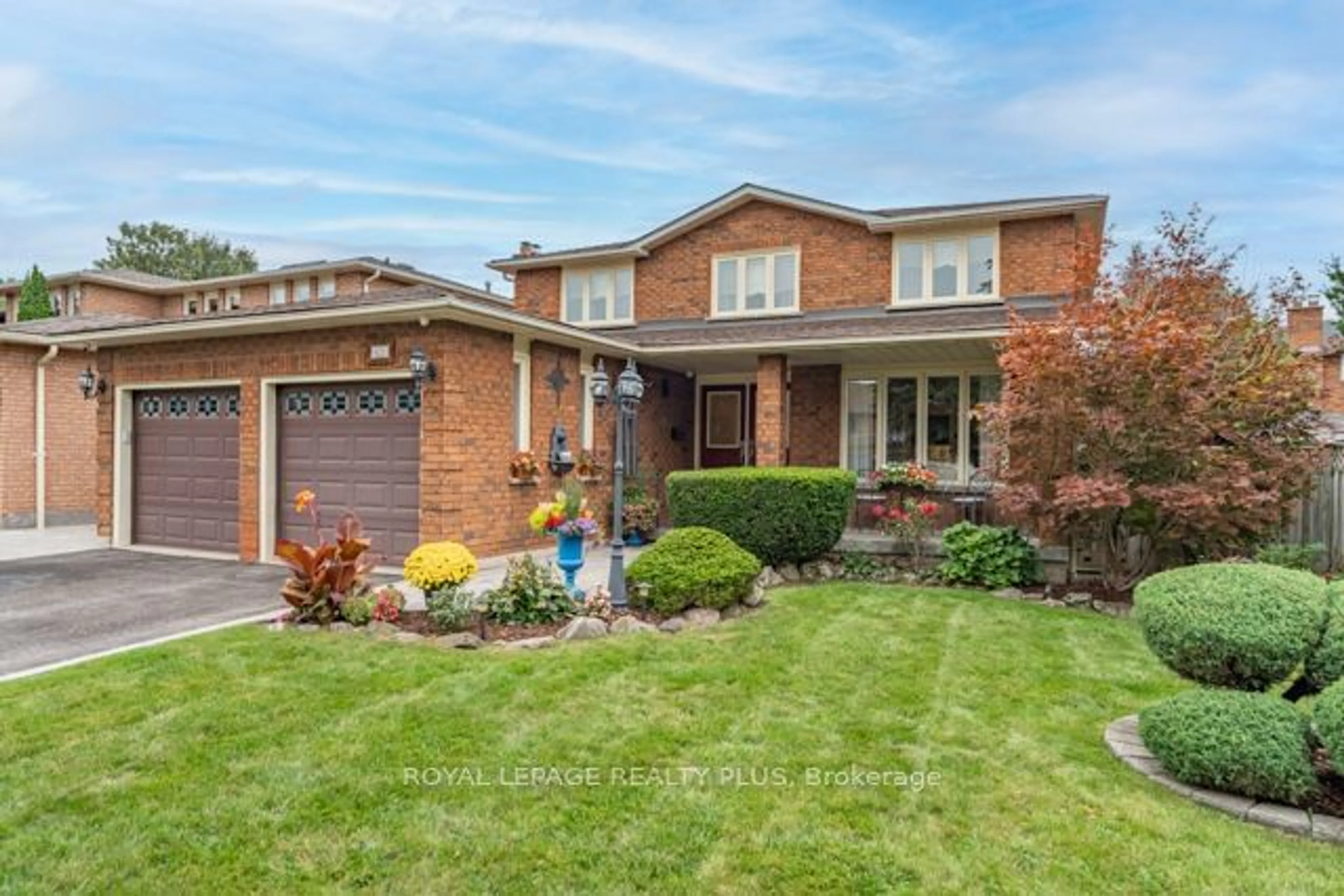 Home with brick exterior material for 4252 Starlight Cres, Mississauga Ontario L4W 4R2