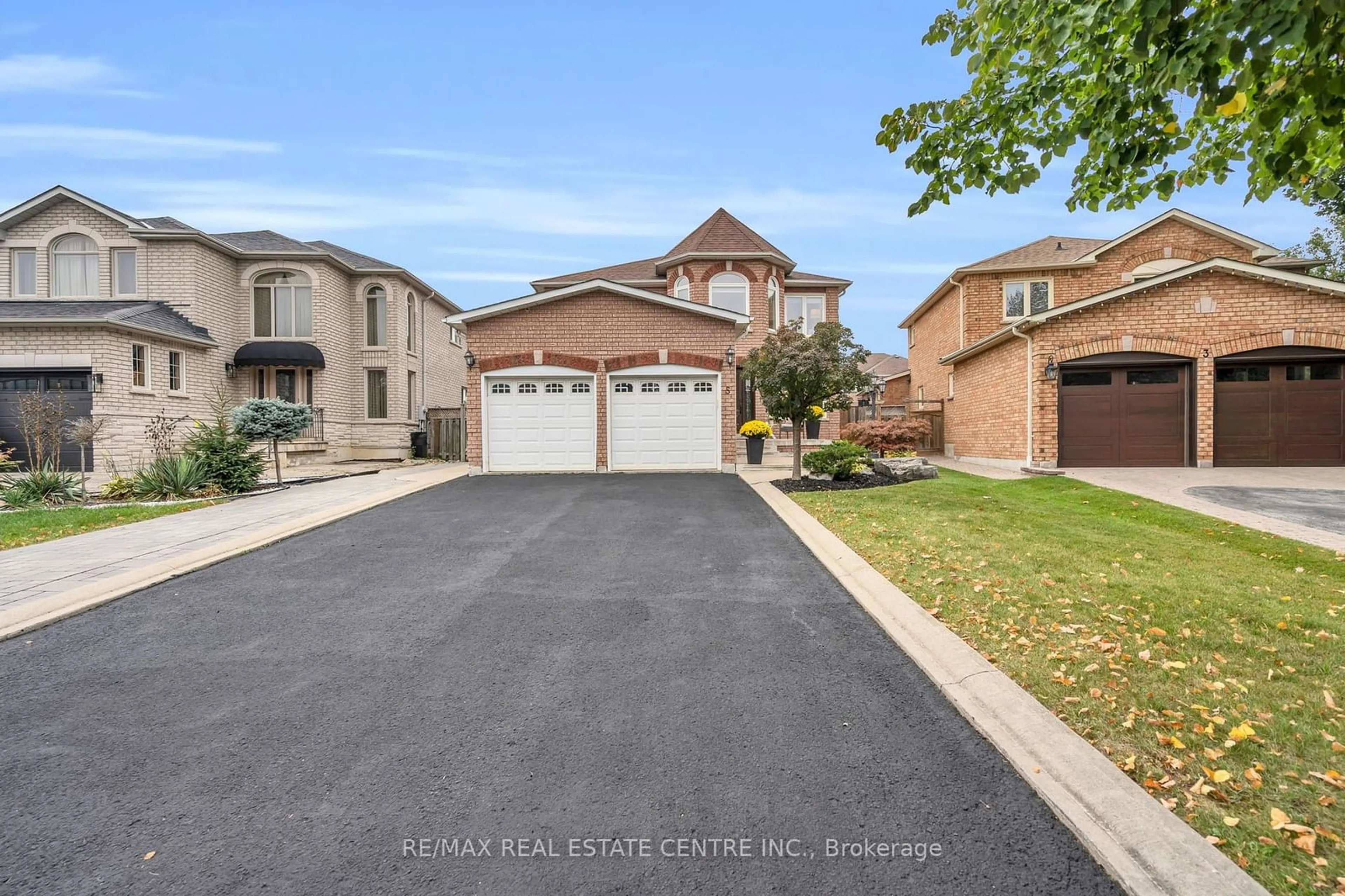 Frontside or backside of a home, the street view for 5 Cornerstone Crt, Caledon Ontario L7E 1T4