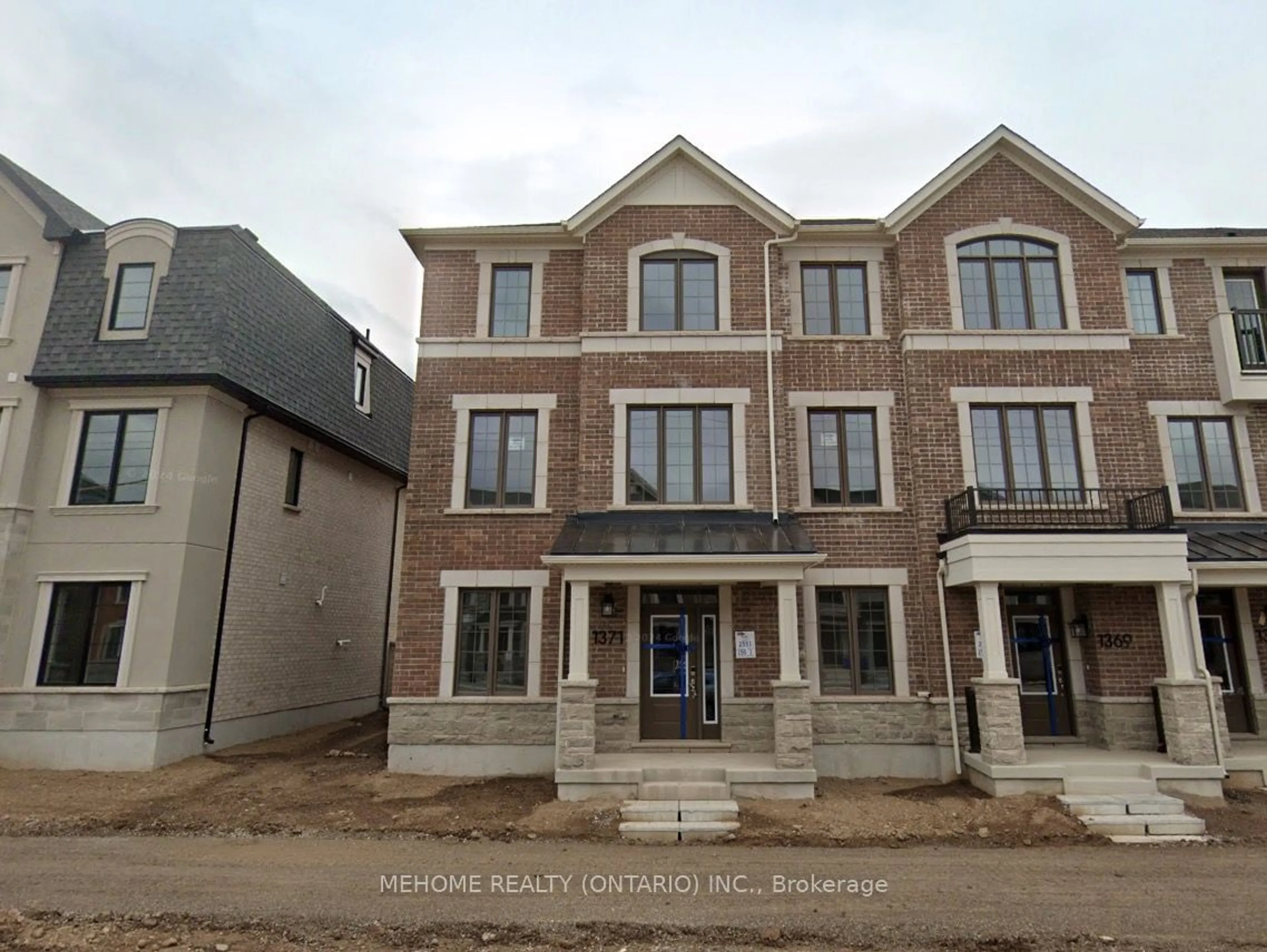 A pic from exterior of the house or condo, the front or back of building for 1371 William Halton Pkwy, Oakville Ontario L6M 5N9