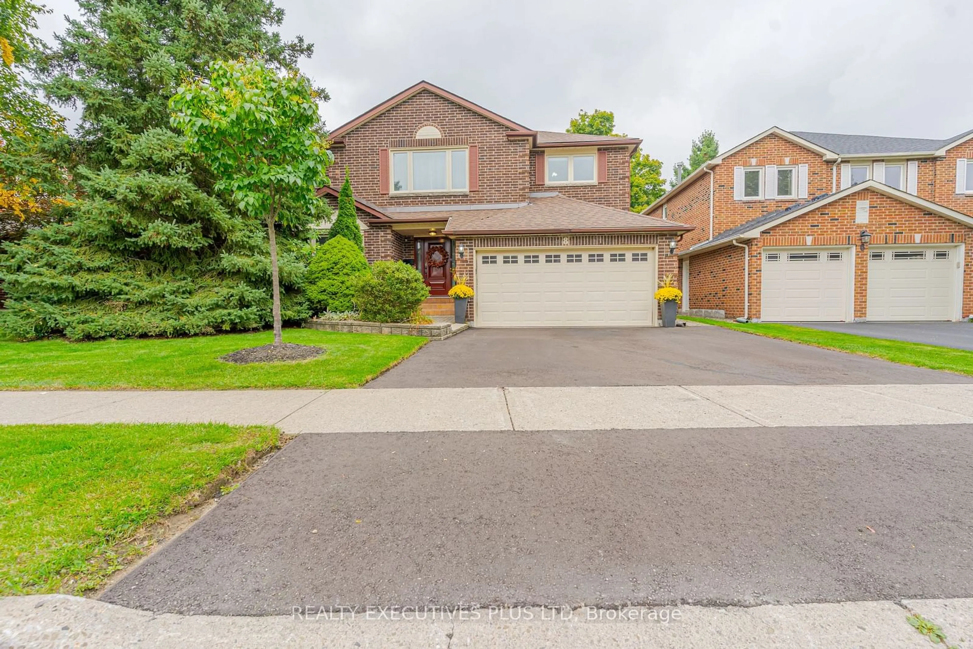 Frontside or backside of a home, the street view for 8 Lombardy Cres, Brampton Ontario L6S 4L8