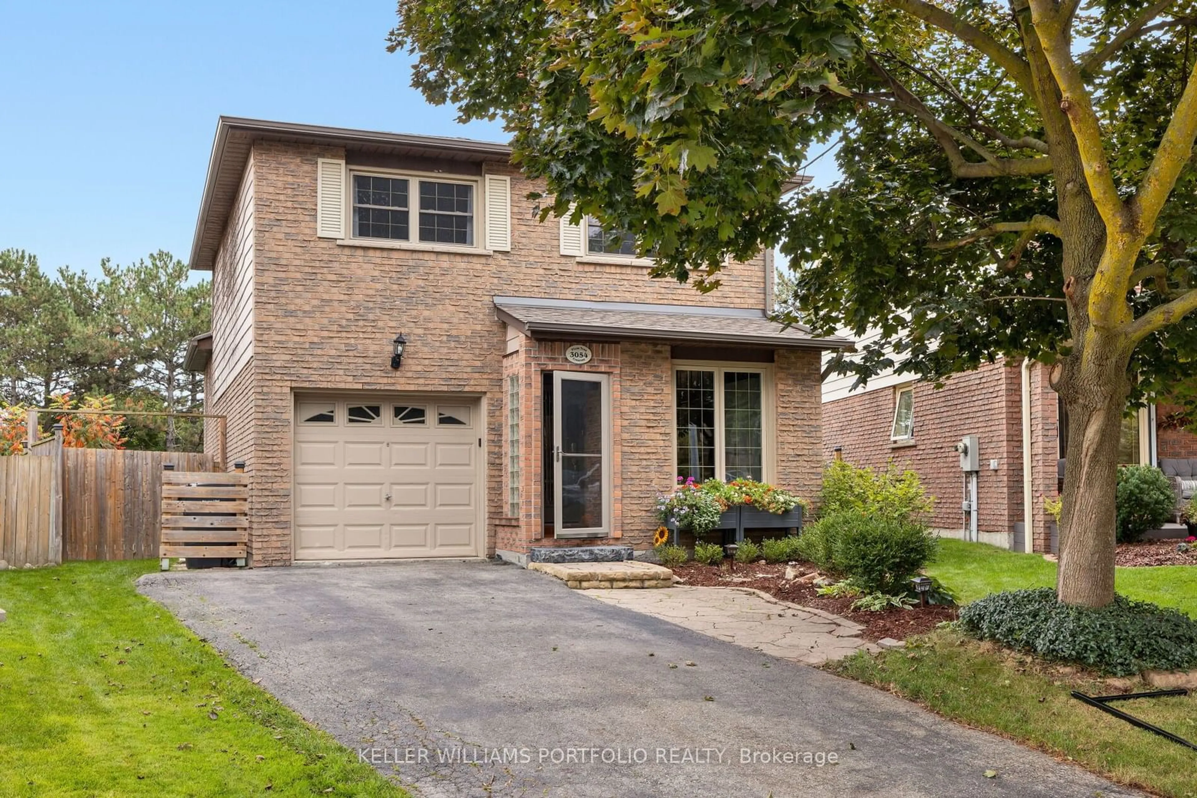 Home with brick exterior material for 3054 Plum Tree Cres, Mississauga Ontario L5N 4W6