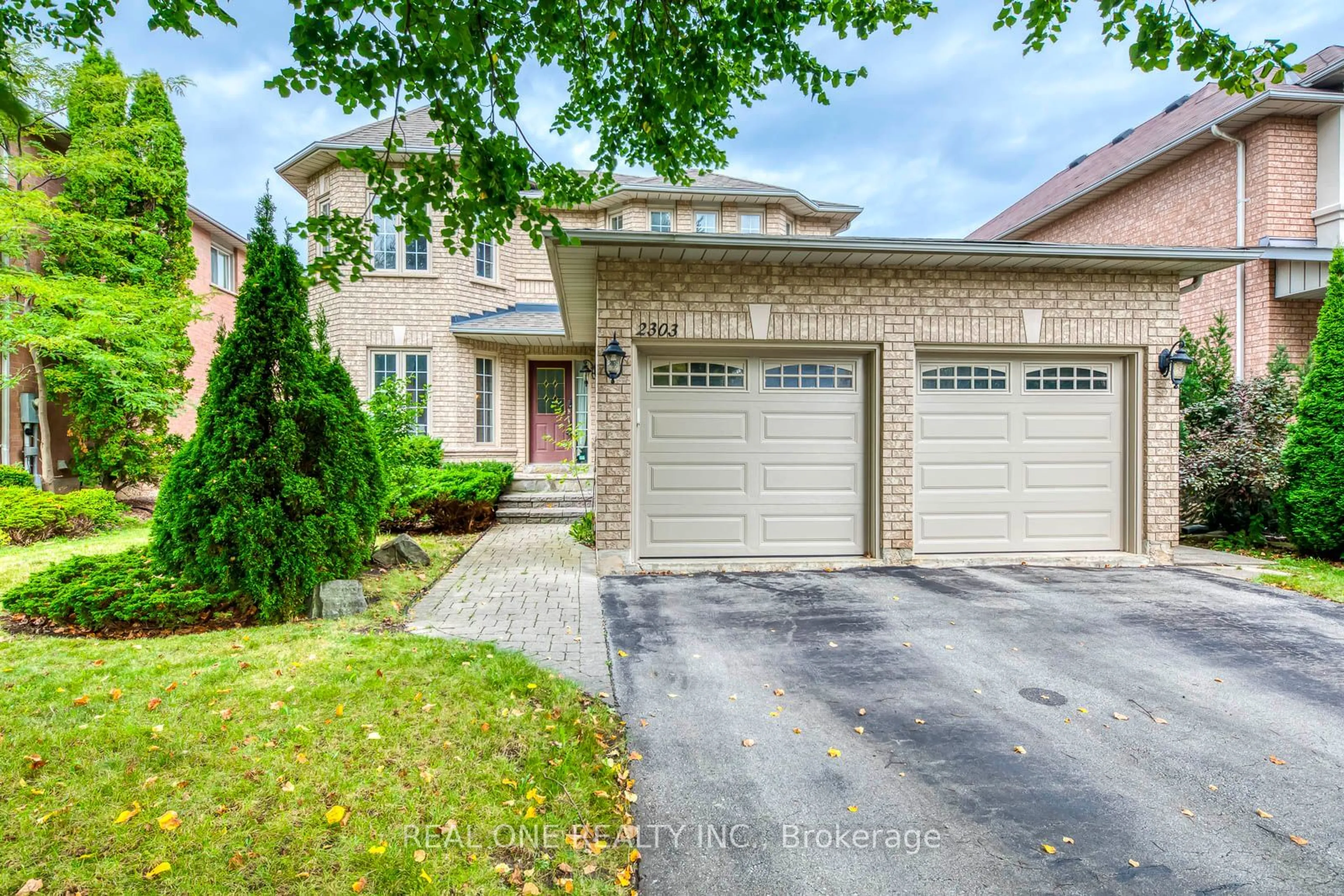 A pic from exterior of the house or condo for 2303 Hilltop Lane, Oakville Ontario L6M 3M5