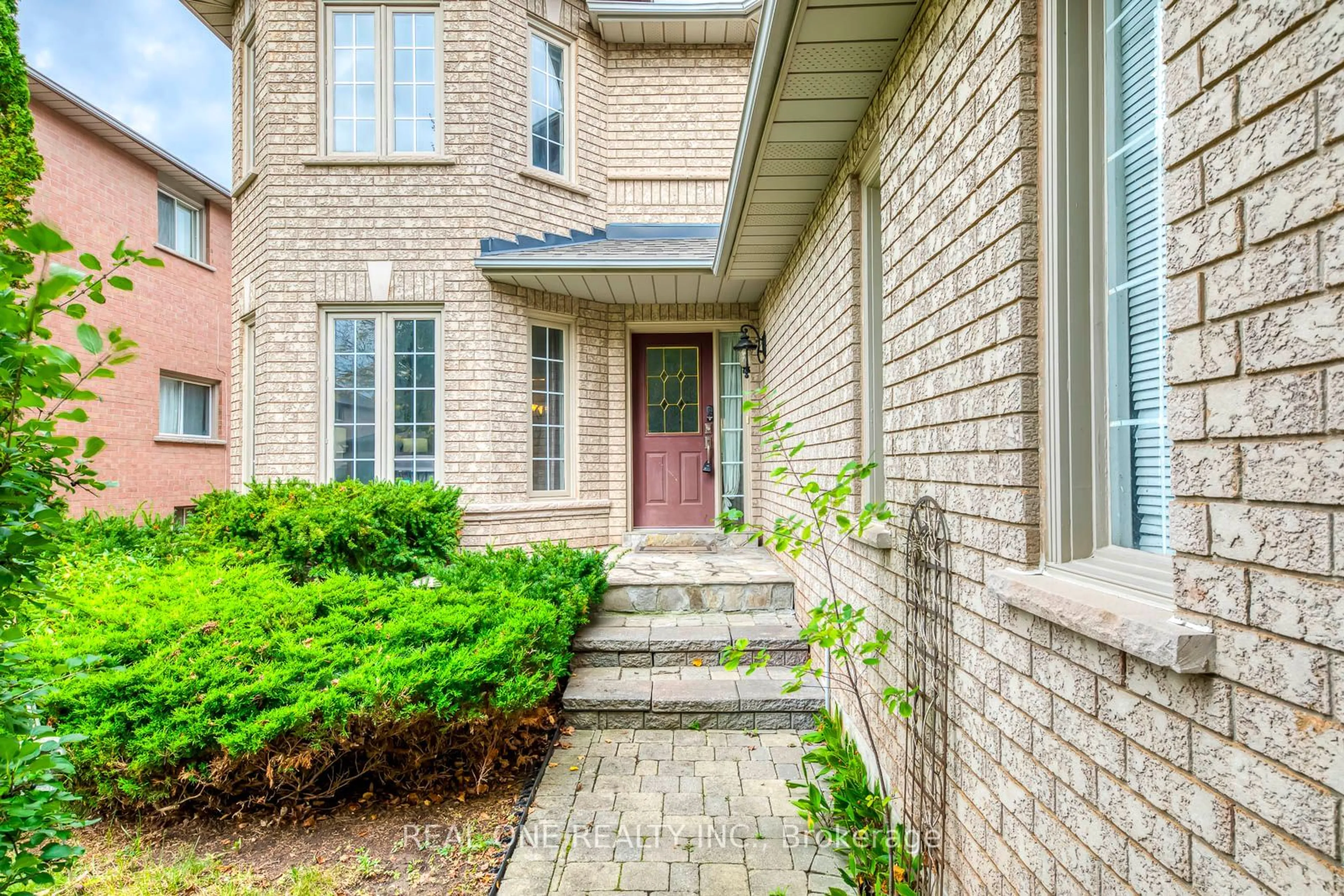 Home with brick exterior material for 2303 Hilltop Lane, Oakville Ontario L6M 3M5