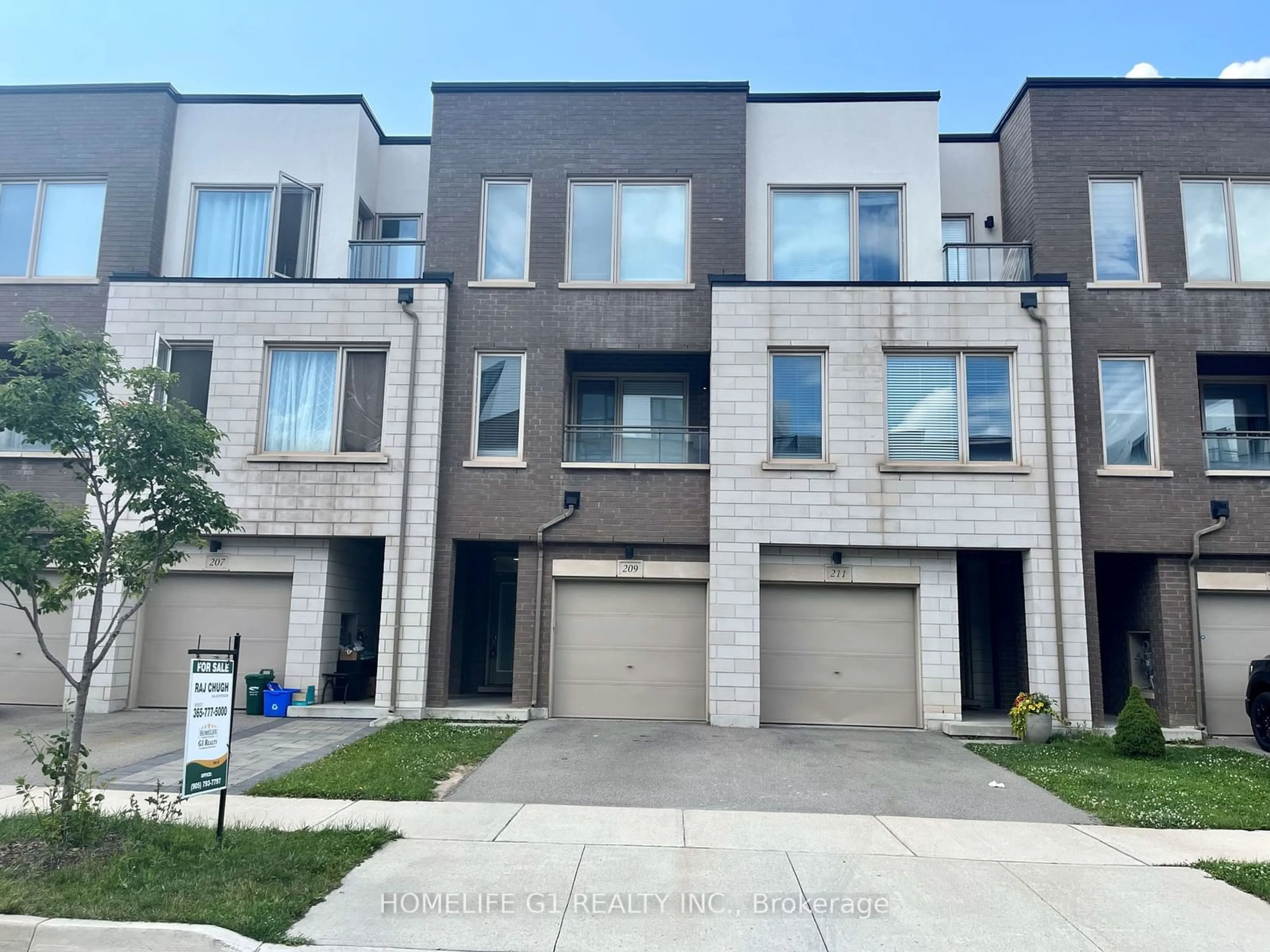 A pic from exterior of the house or condo, the street view for 209 Sabina Dr, Oakville Ontario L6H 0L5