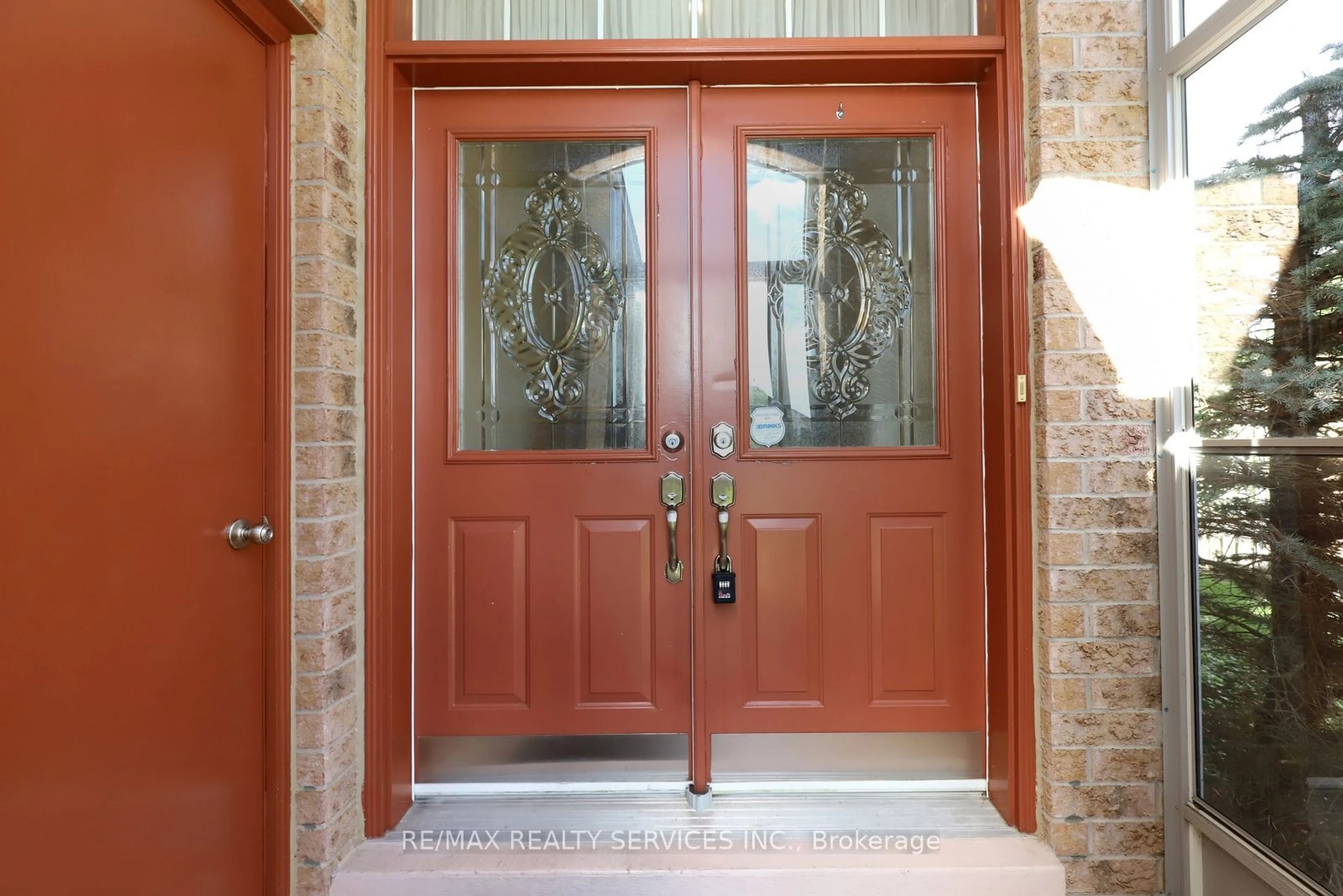 Indoor entryway for 12 Summerfield Cres, Brampton Ontario L6X 4L3