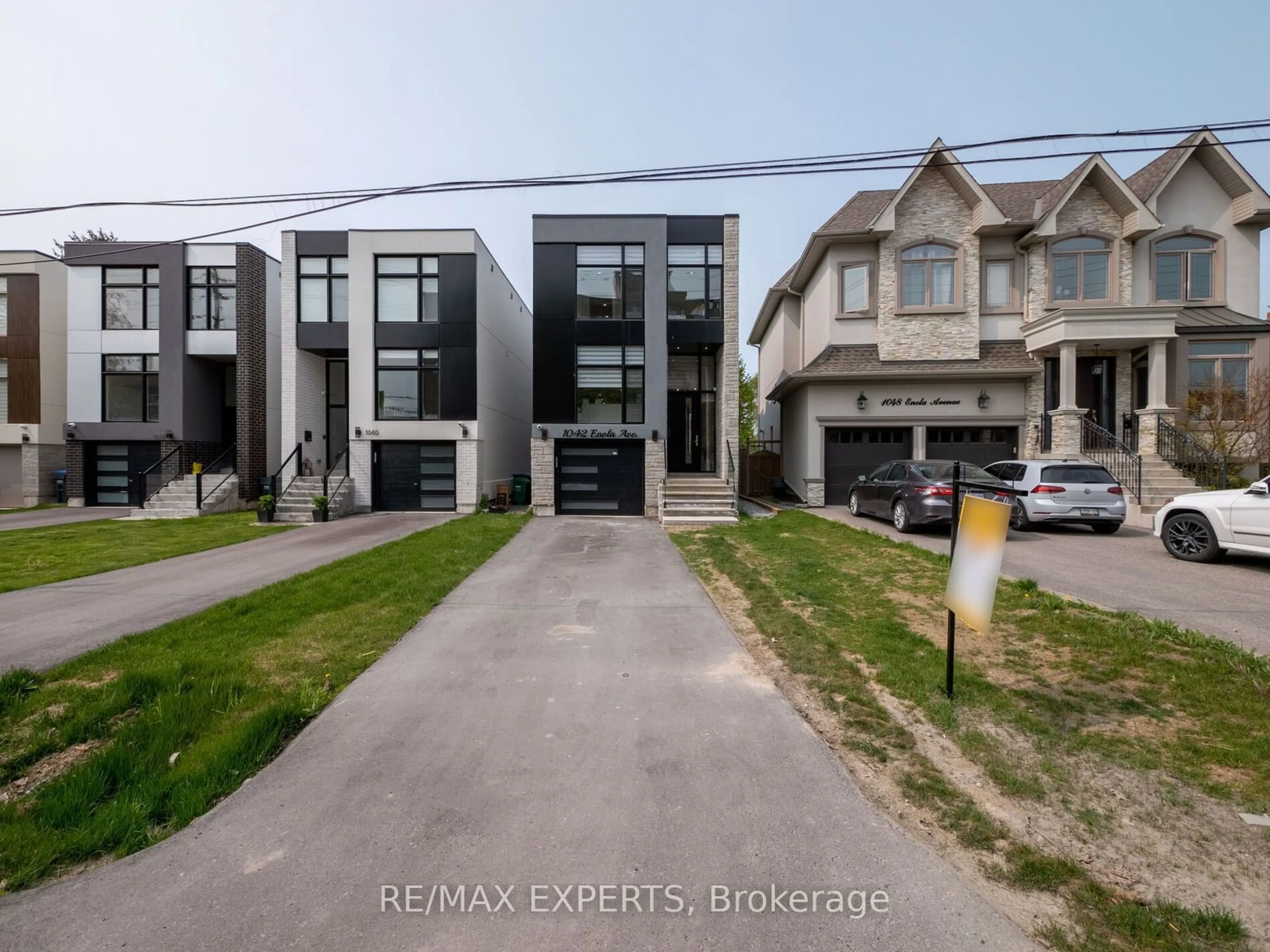 Frontside or backside of a home for 1042 Enola Ave, Mississauga Ontario L5G 4A9