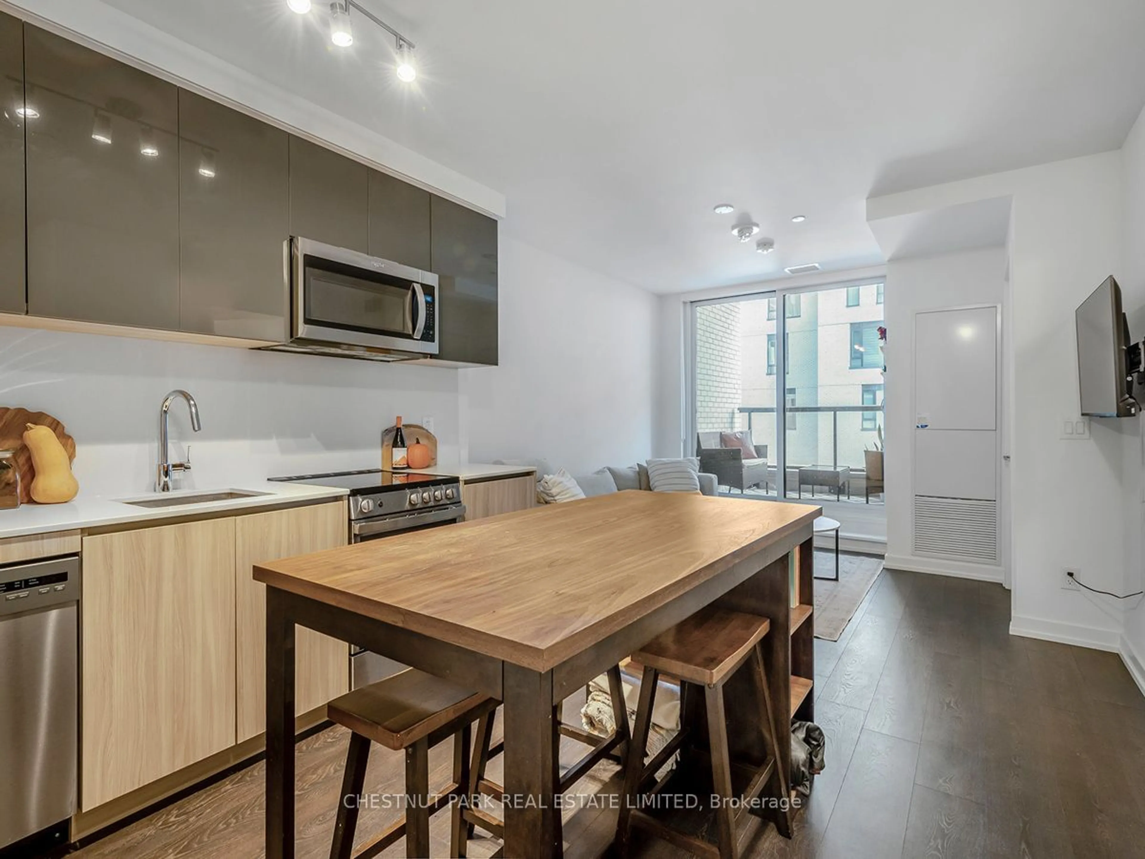 Standard kitchen for 3100 Keele St #303, Toronto Ontario M3M 2H4