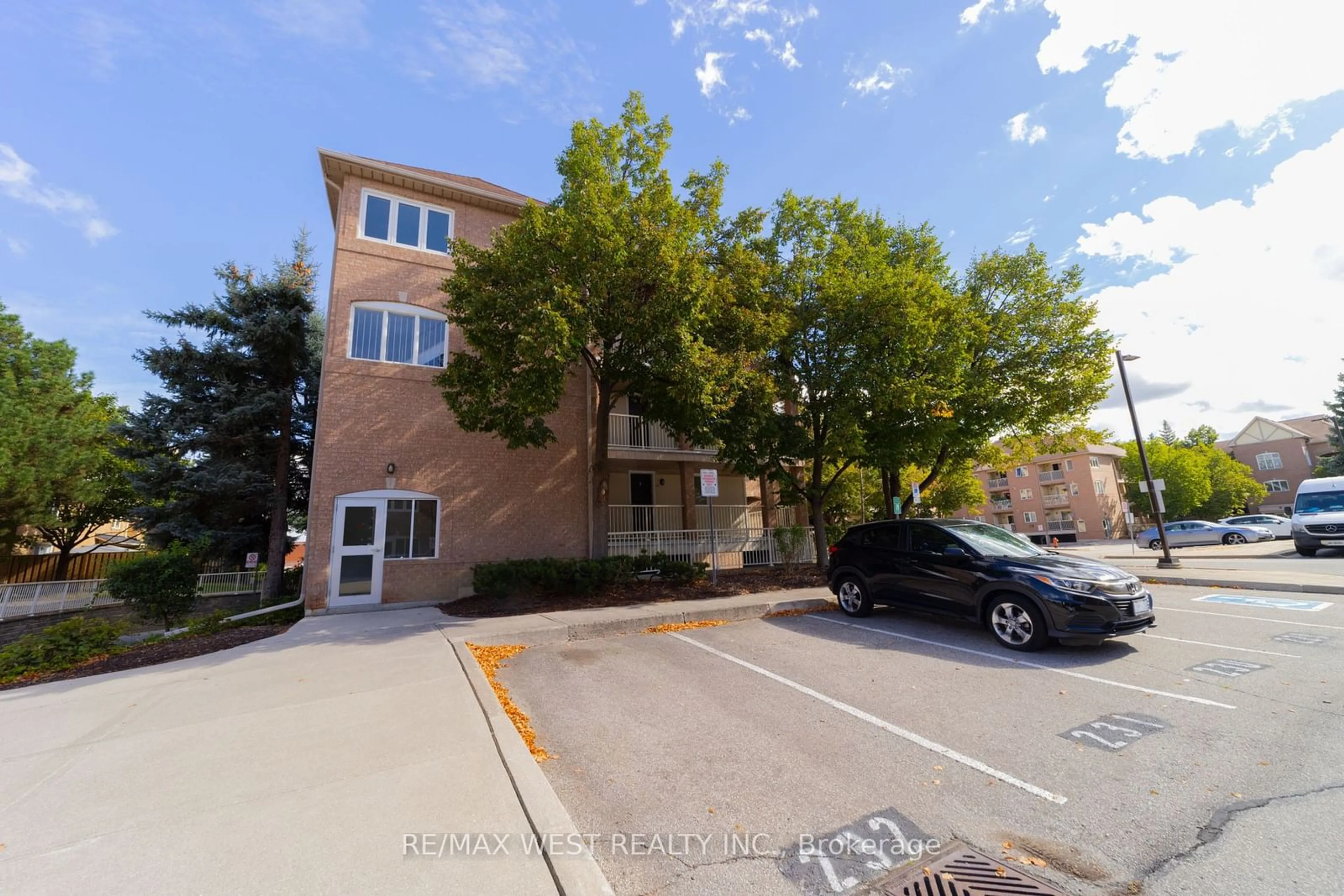 Street view for 85 Bristol Rd #137, Mississauga Ontario L4Z 3P3