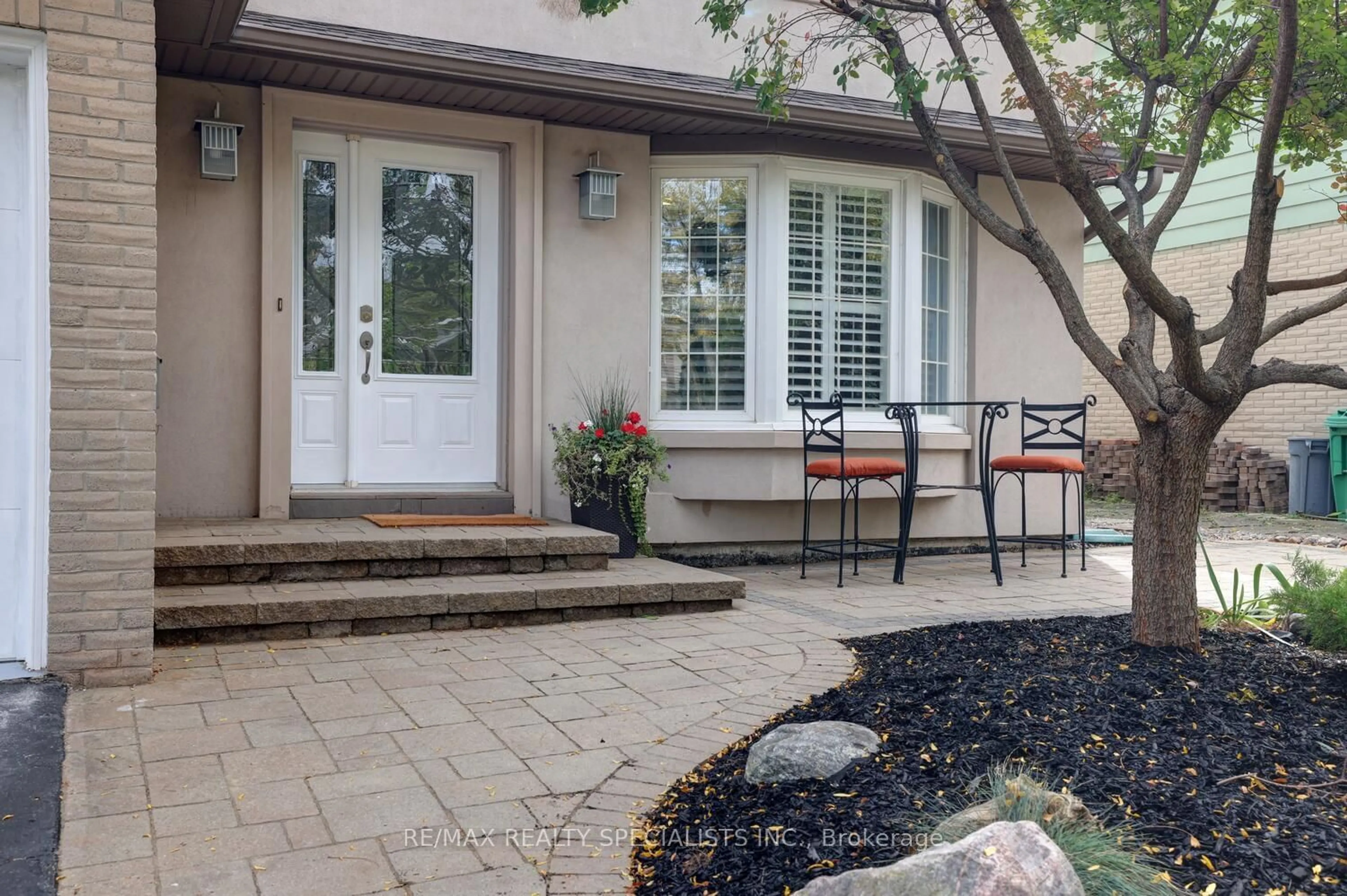 Patio for 2416 Winthrop Cres, Mississauga Ontario L5K 2A7