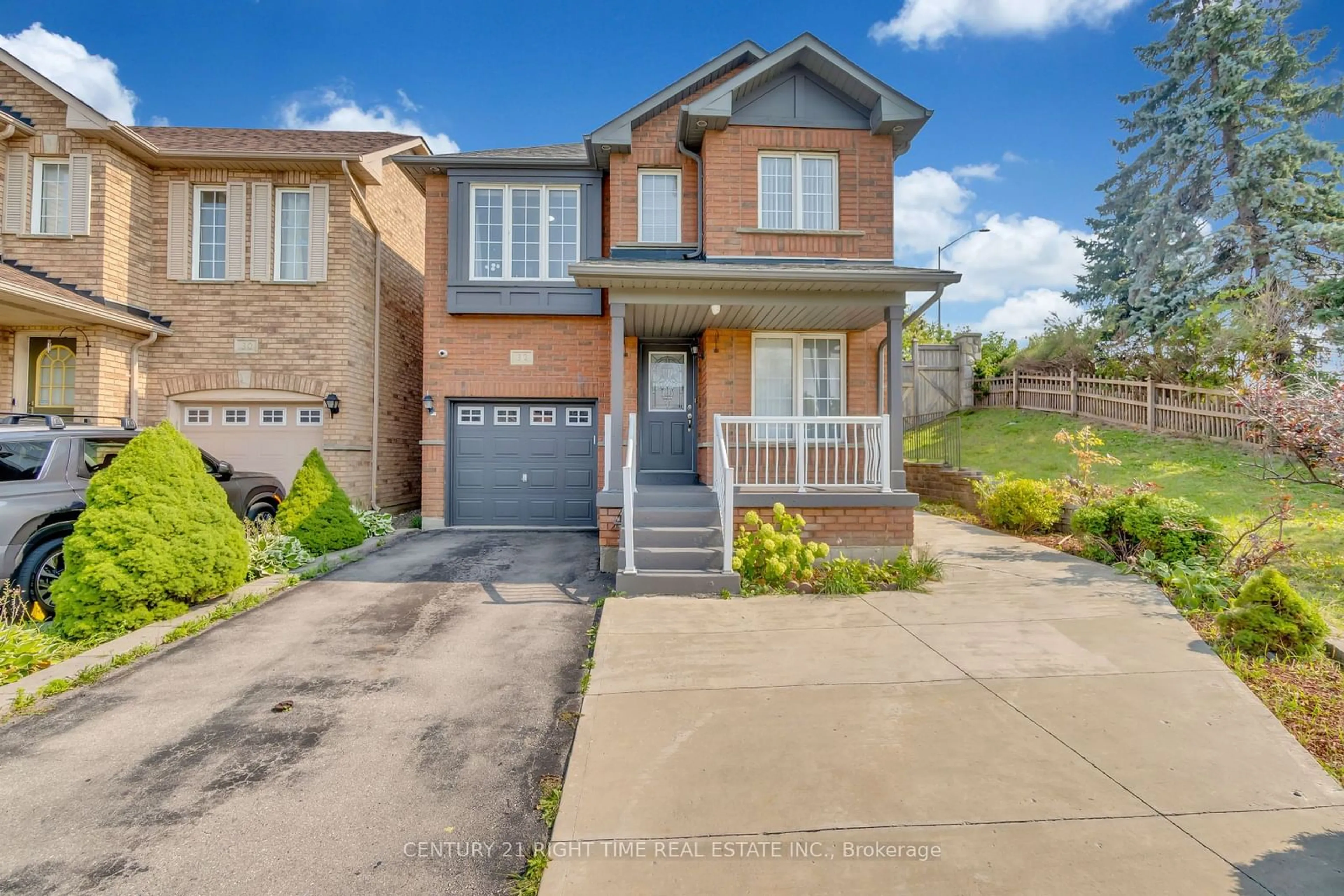 Frontside or backside of a home, cottage for 32 Elmpark Crt, Brampton Ontario L6P 1A8