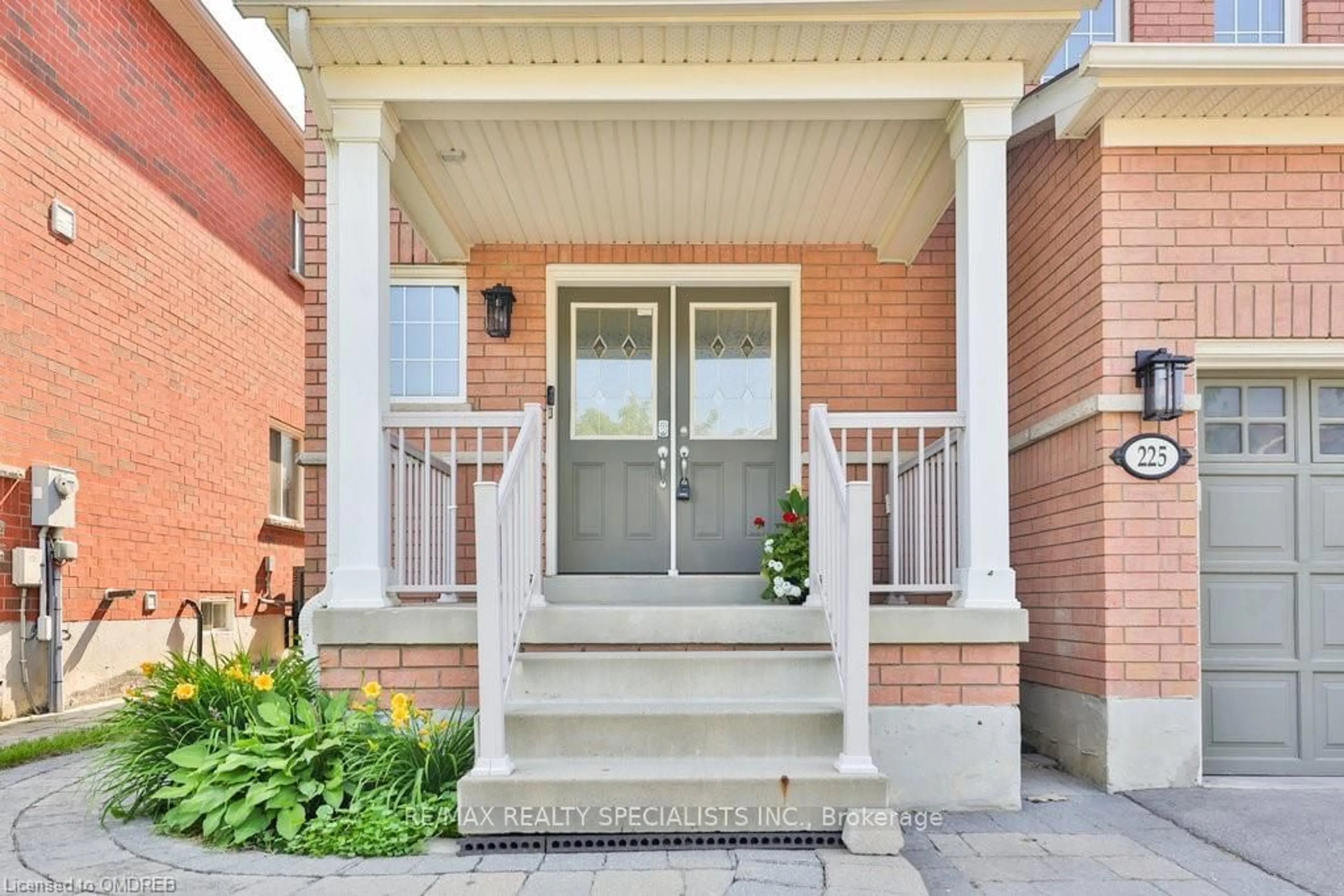 Indoor entryway, wood floors for 225 Andrews Tr, Milton Ontario L9T 6S7