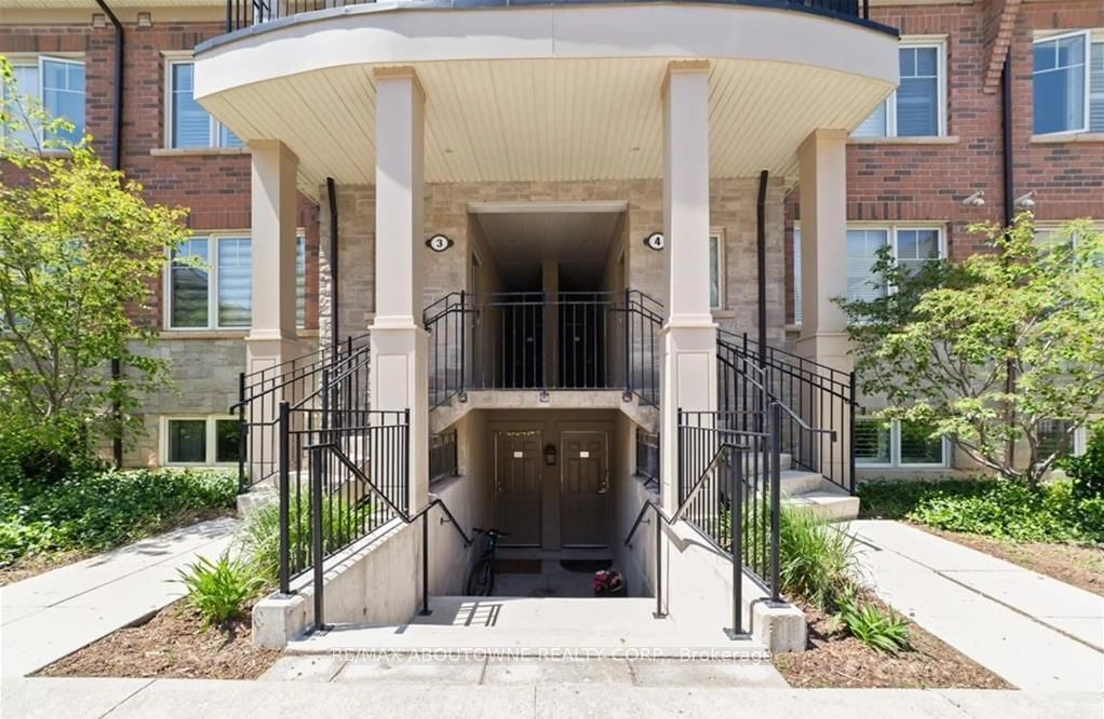 Indoor foyer for 2420 Baronwood Dr #4-01, Oakville Ontario L6M 0X6