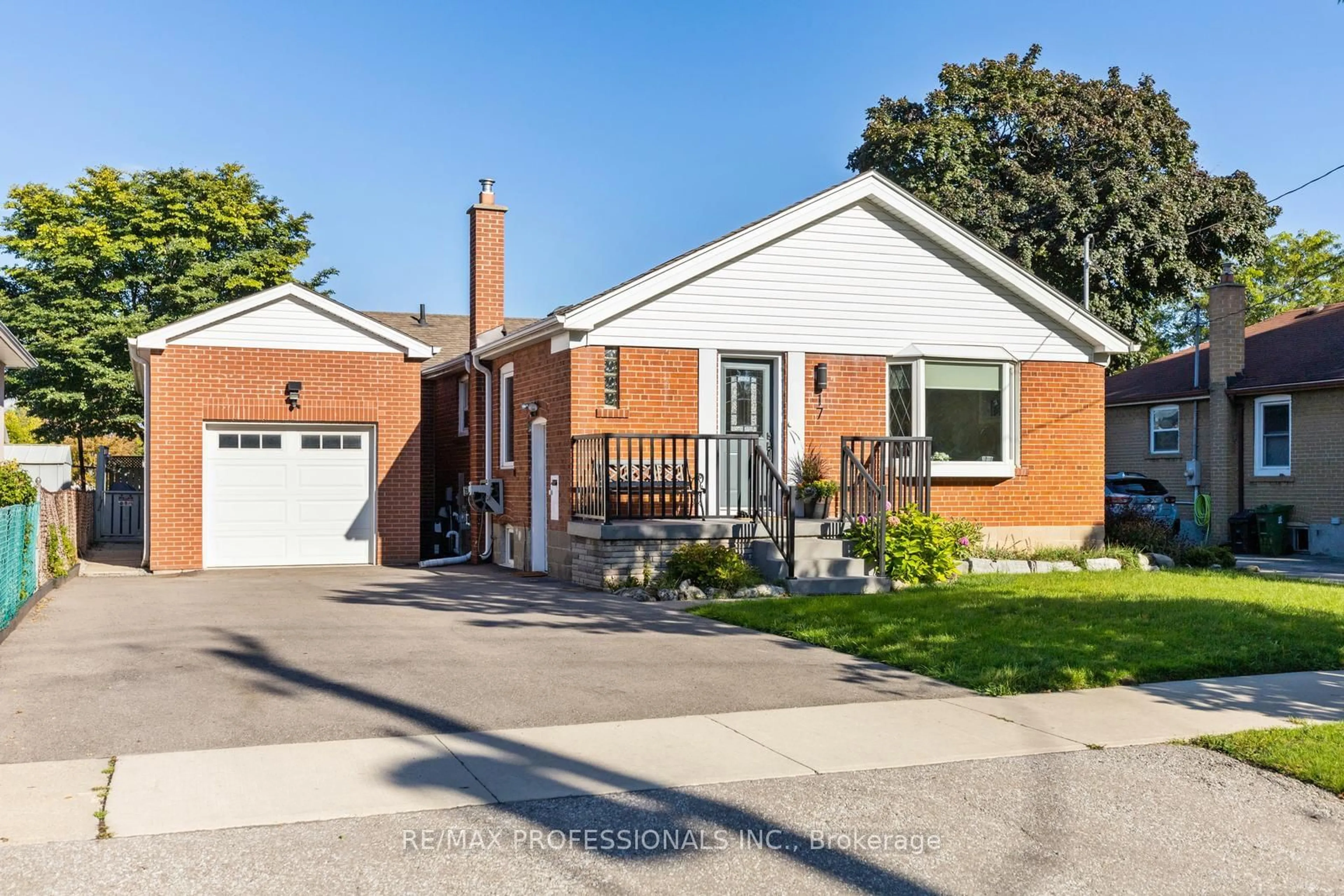 Frontside or backside of a home for 17 Delma Dr, Toronto Ontario M8W 4N3