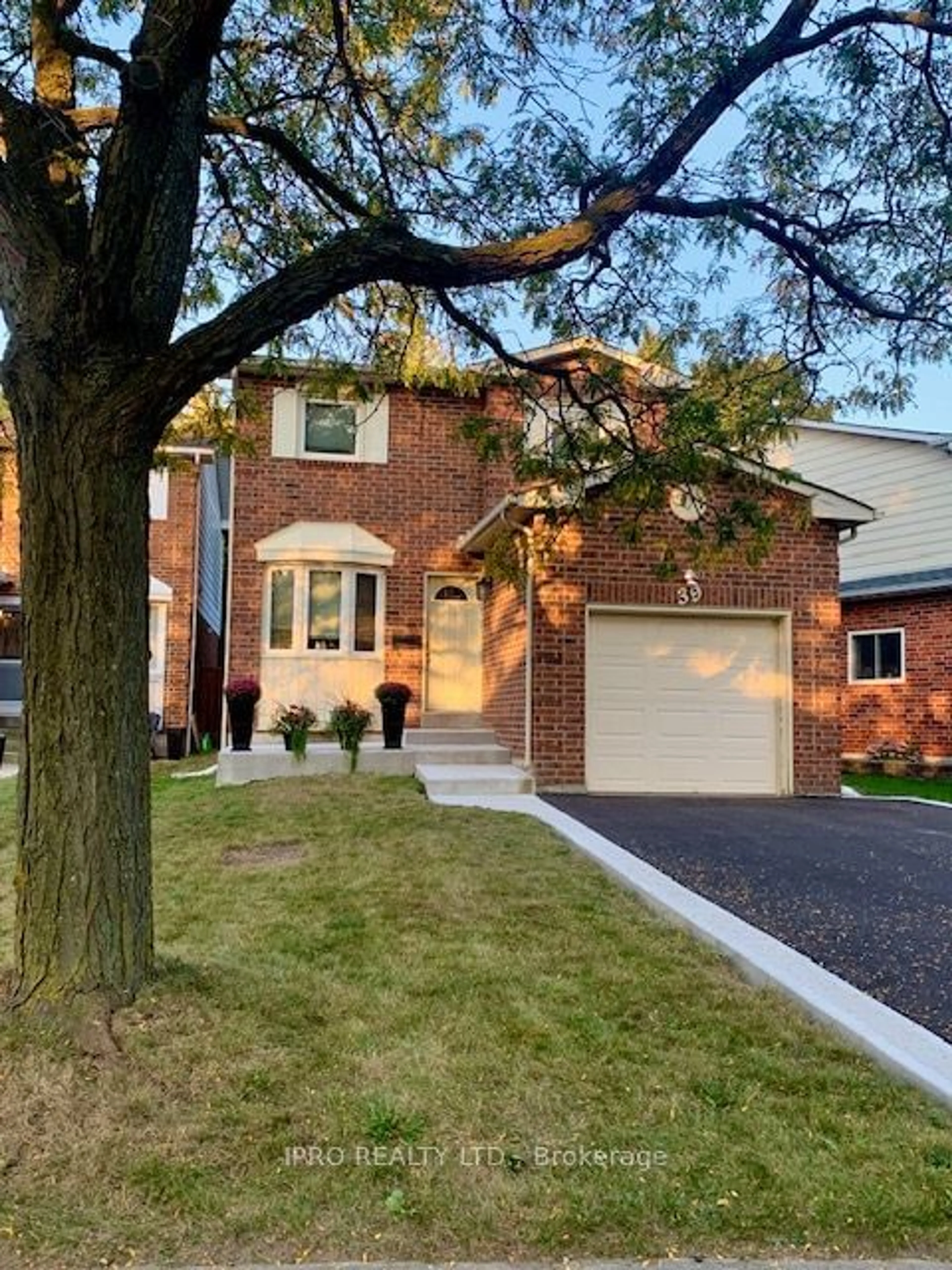 Home with brick exterior material for 39 Lakecrest Tr, Brampton Ontario L6Z 1S3