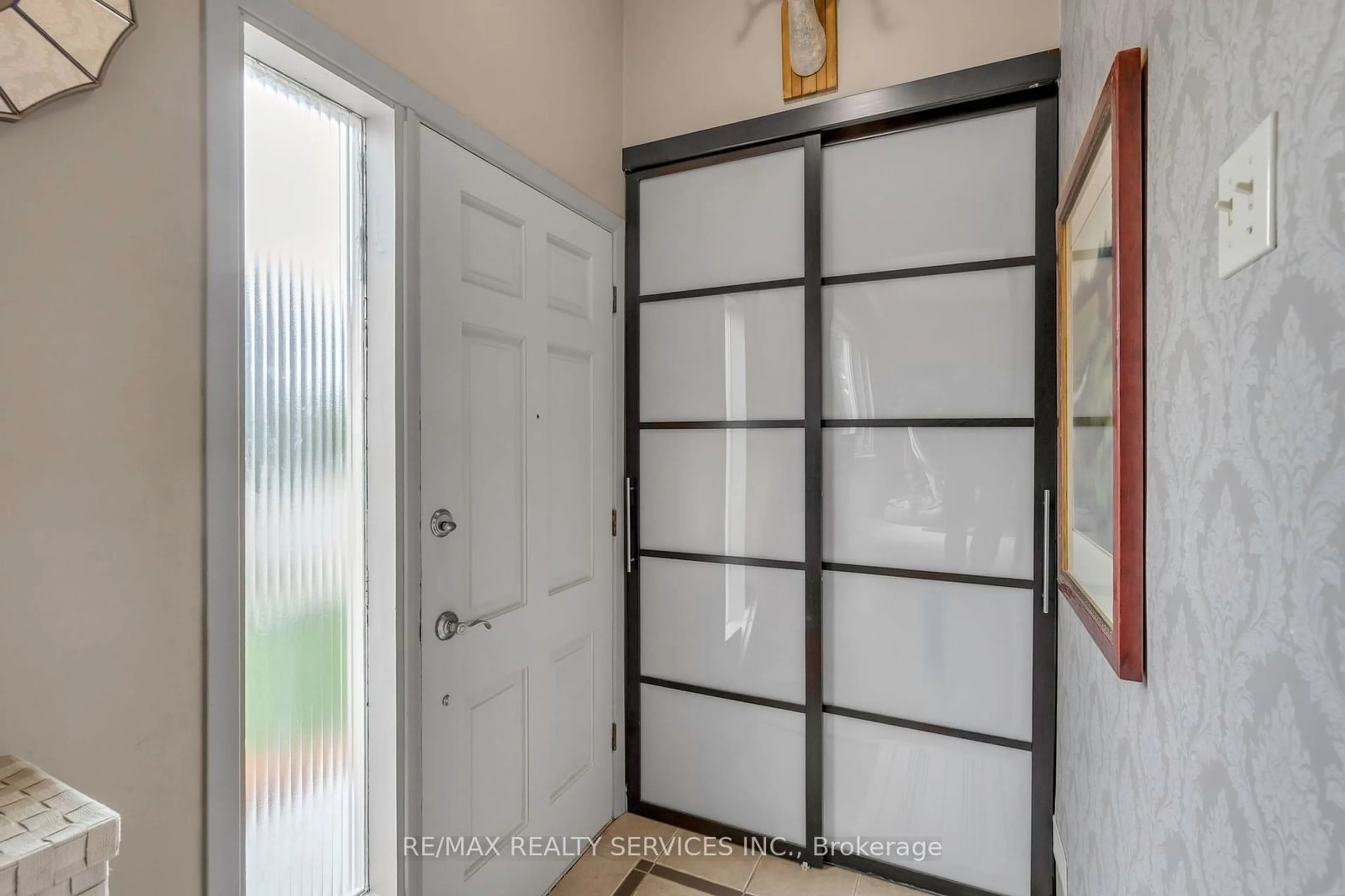 Indoor entryway, cement floor for 17 Newlyn Cres, Brampton Ontario L6V 3A9