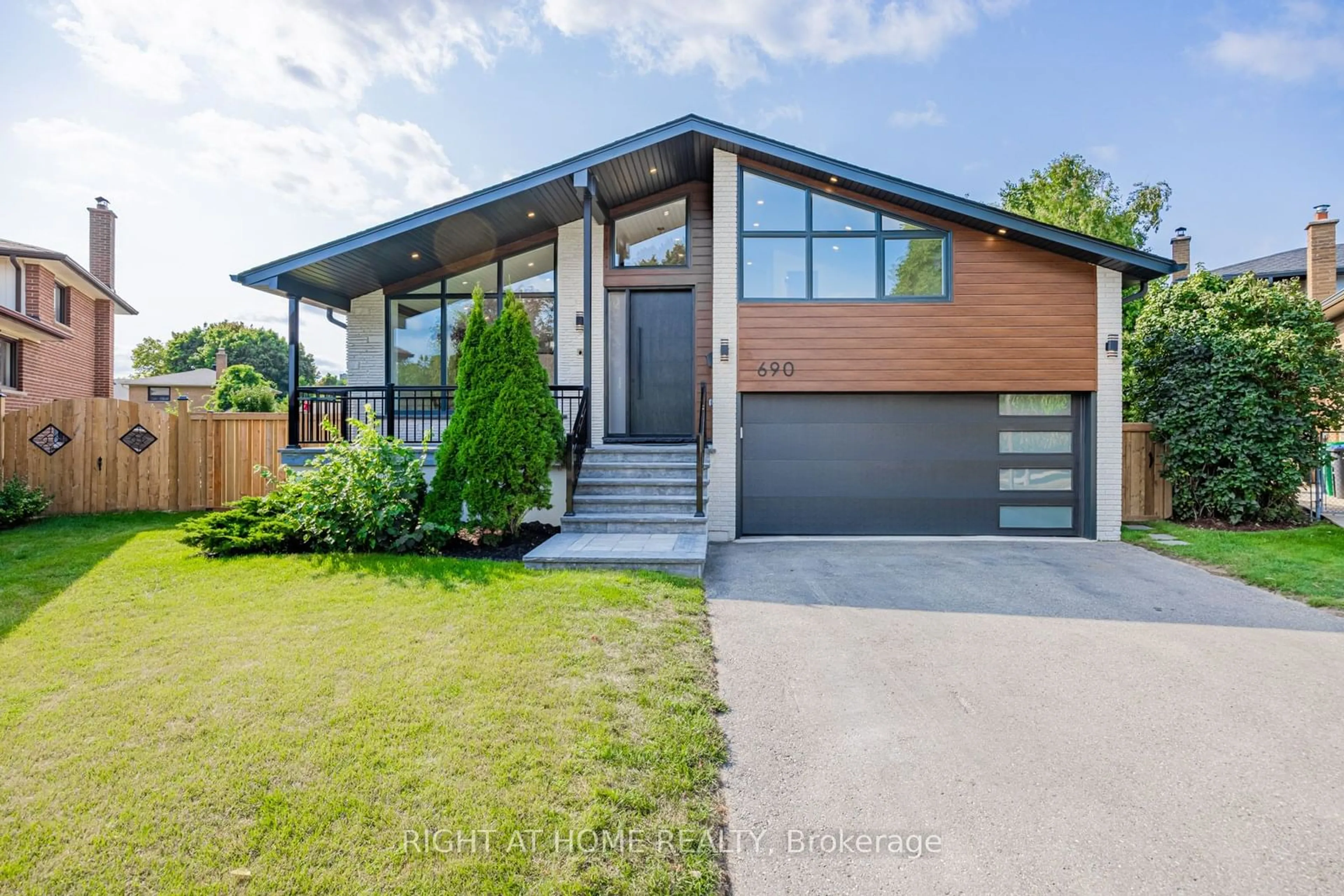 Frontside or backside of a home, the street view for 690 Hillman Cres, Mississauga Ontario L4Y 2H9