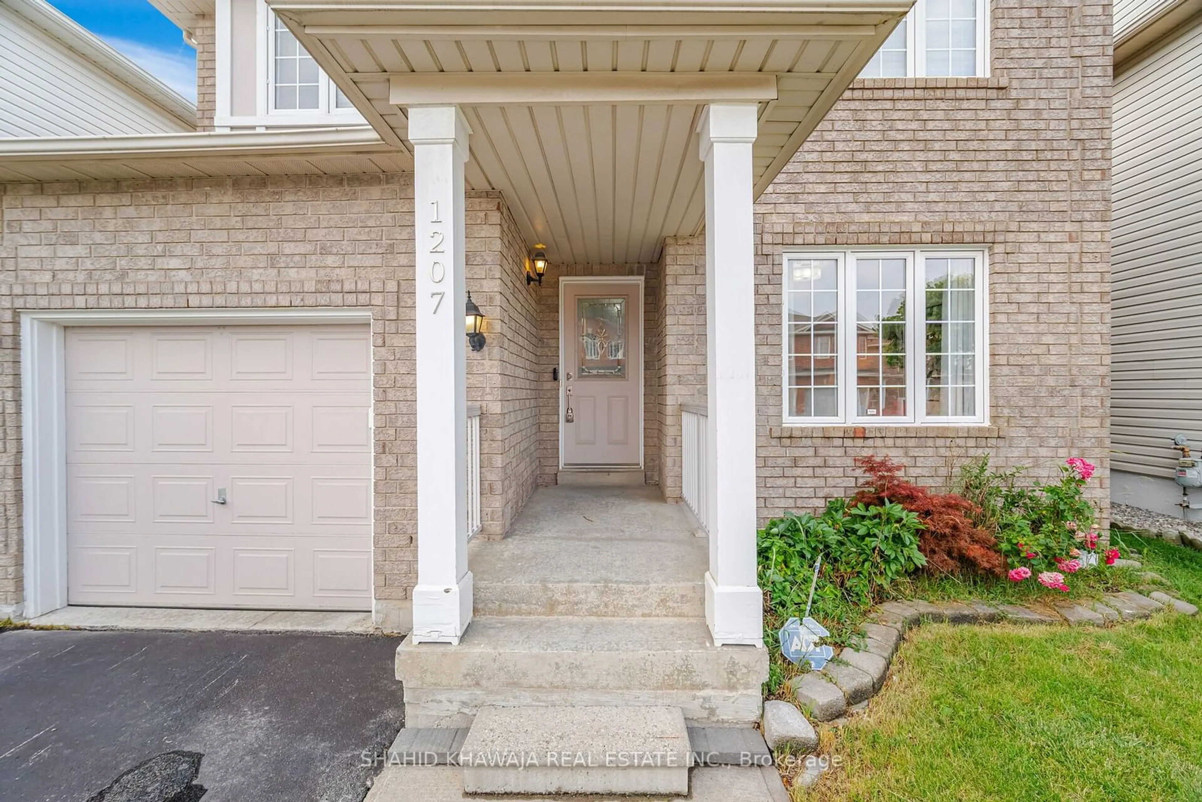 Indoor entryway, carpet floors for 1207 Newell St, Milton Ontario L9T 5R5