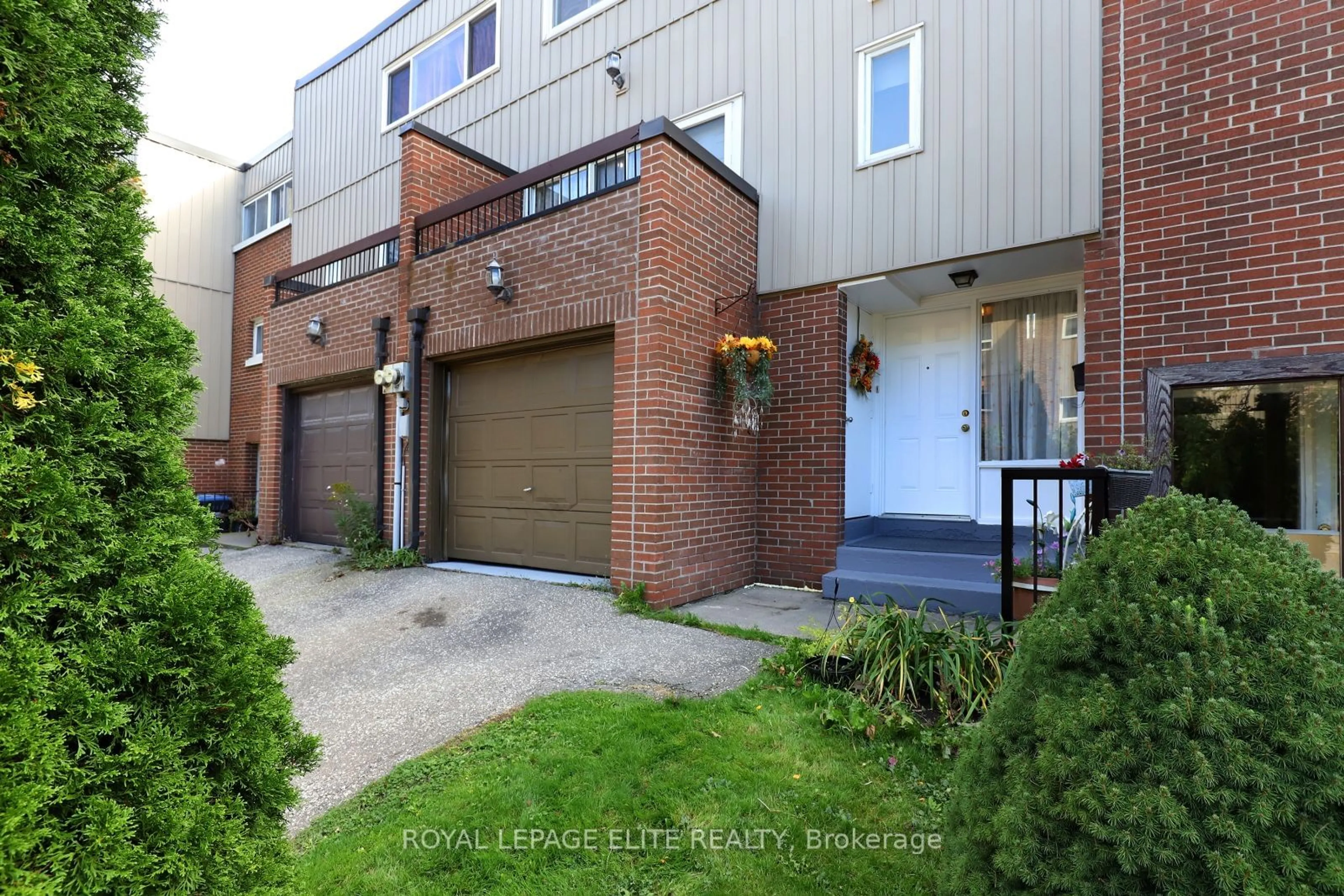 A pic from exterior of the house or condo, the street view for 400 BLOOR St #52, Mississauga Ontario L5A 3M8