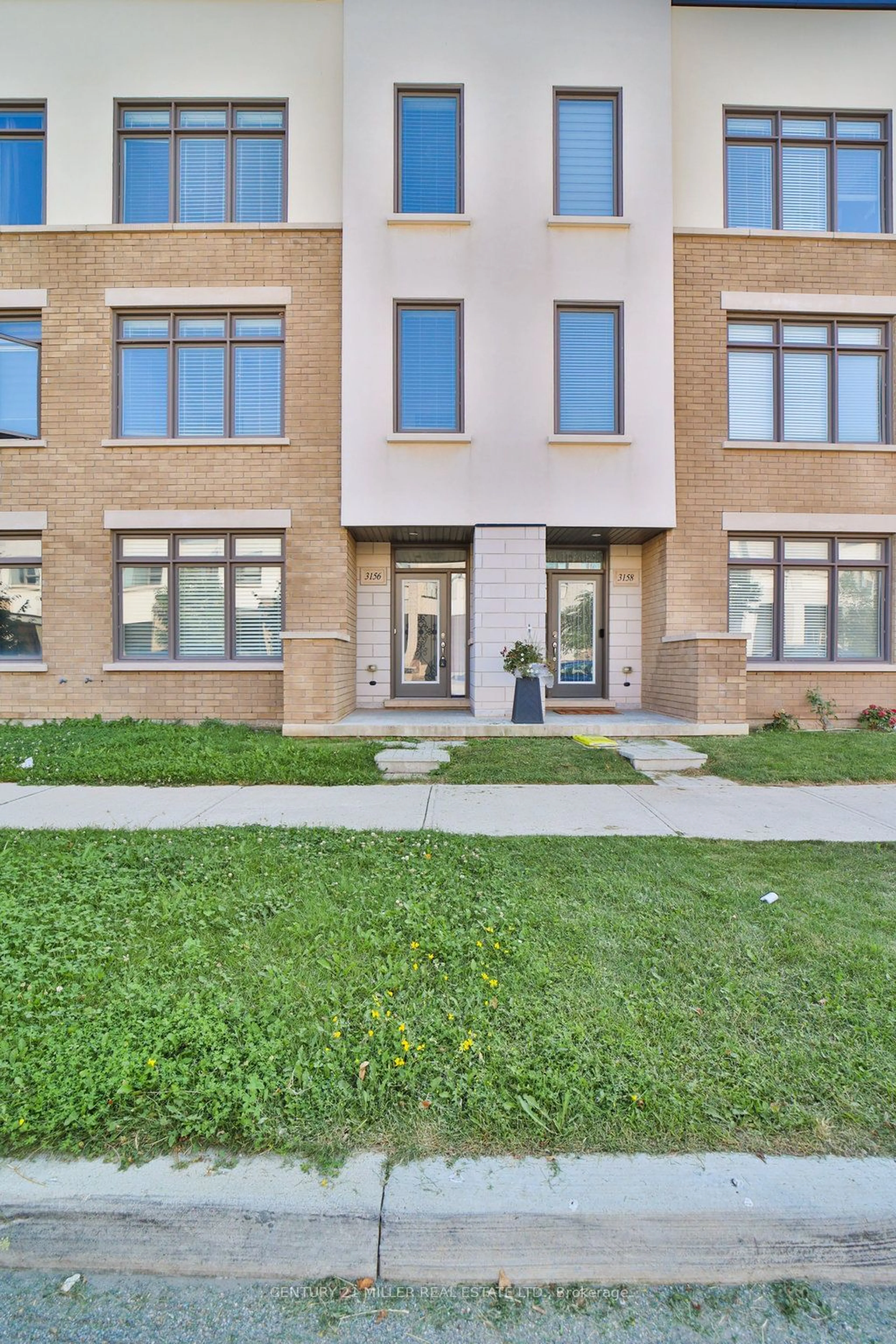 A pic from exterior of the house or condo, the front or back of building for 3156 Mintwood Circ, Oakville Ontario L6H 0N9