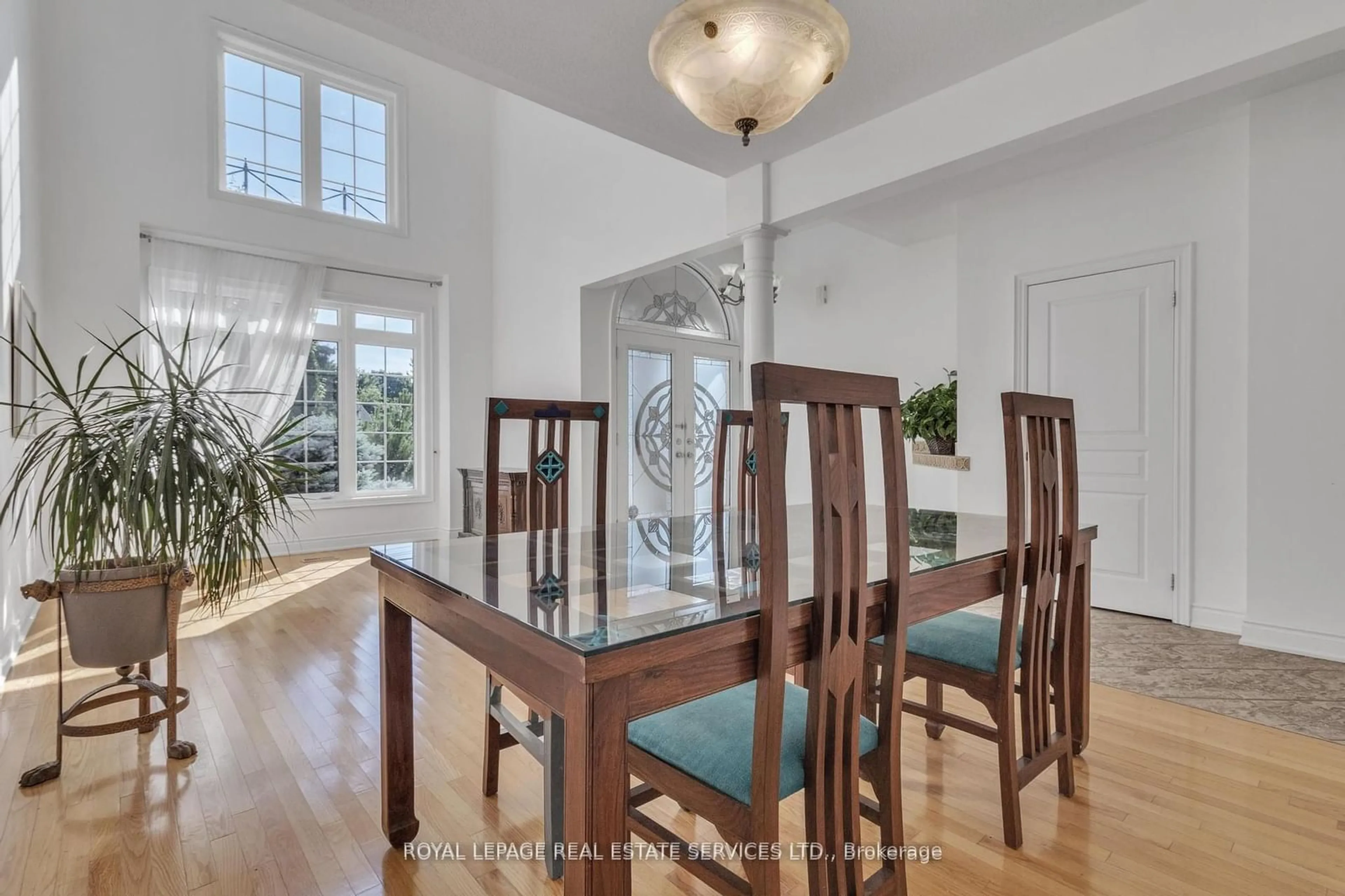 Dining room, wood floors, cottage for 215 Burloak Dr, Oakville Ontario L6L 6T6