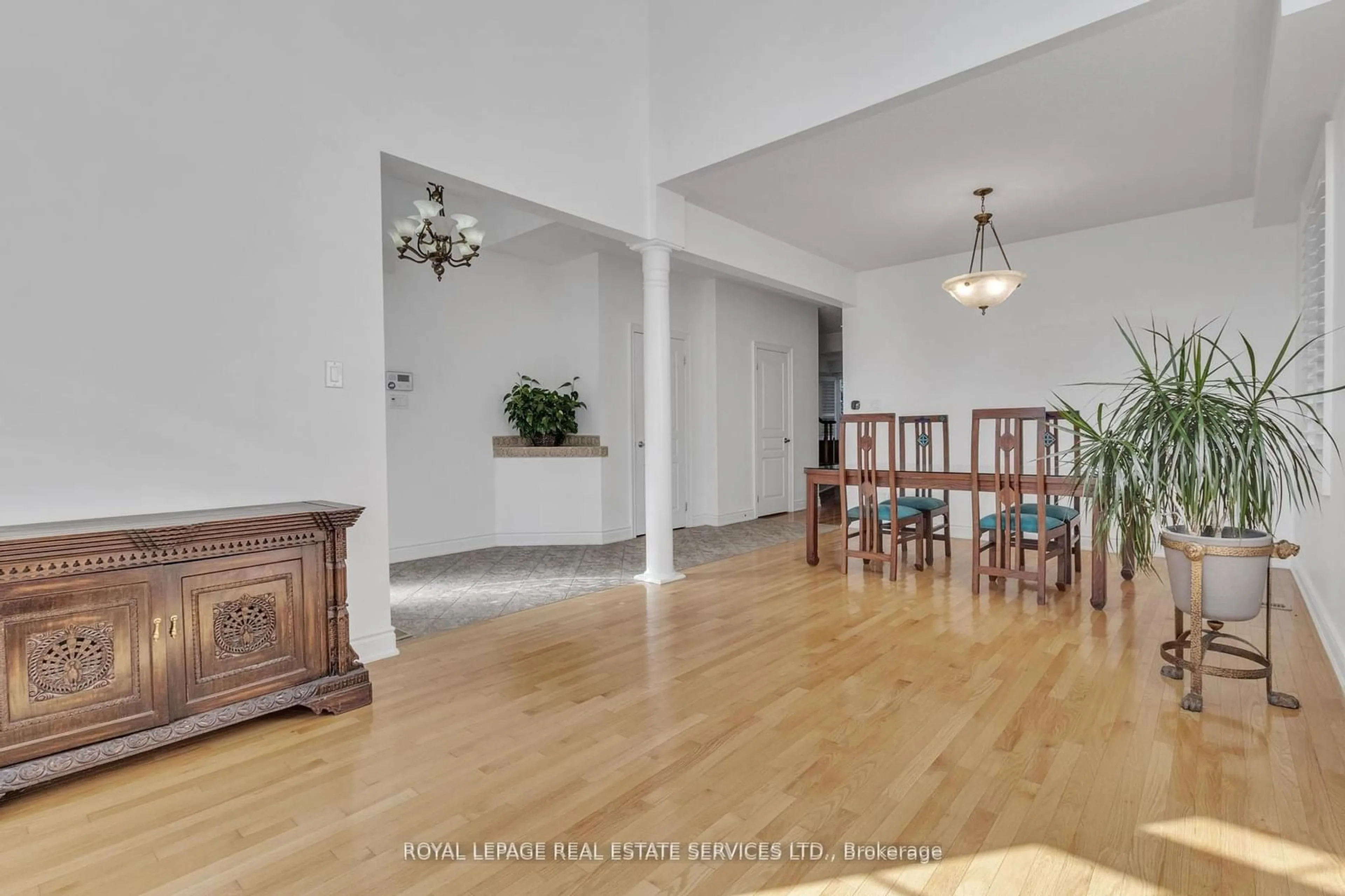 Dining room, wood floors, cottage for 215 Burloak Dr, Oakville Ontario L6L 6T6