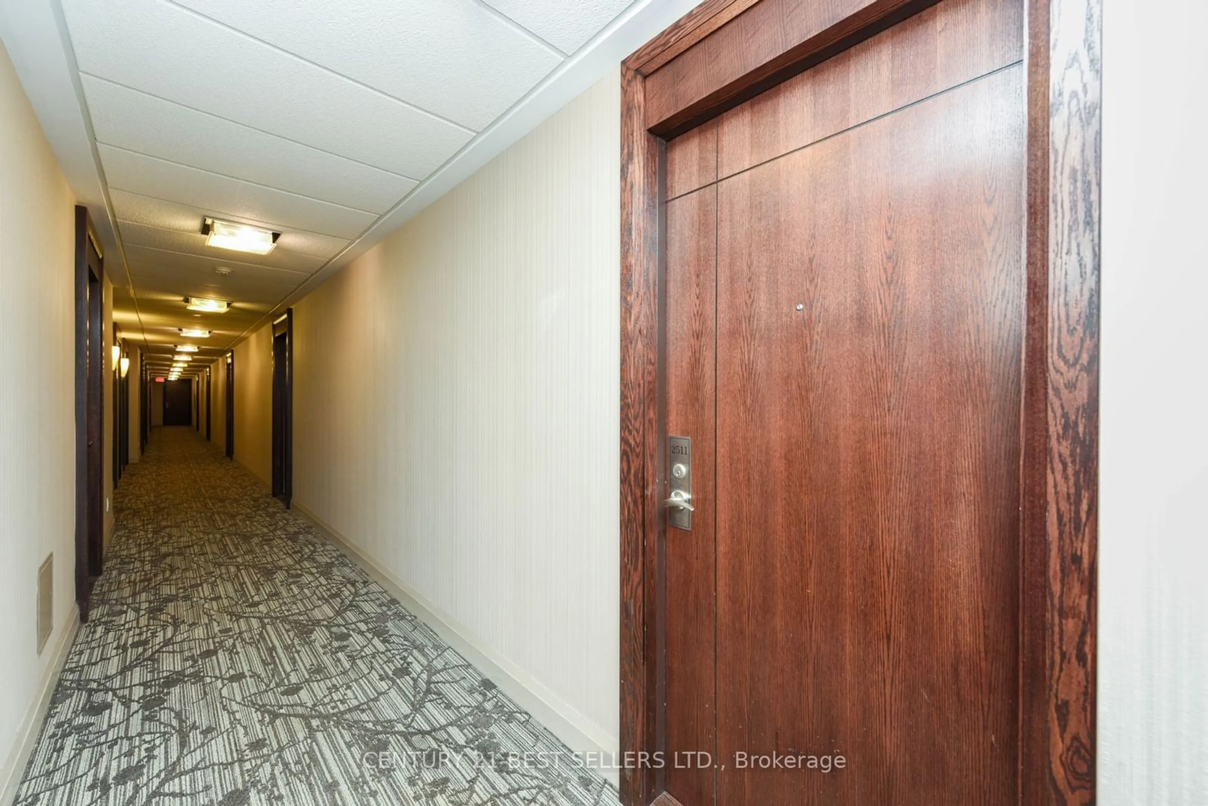 Indoor foyer for 339 Rathburn Rd #2511, Mississauga Ontario L5B 0K6