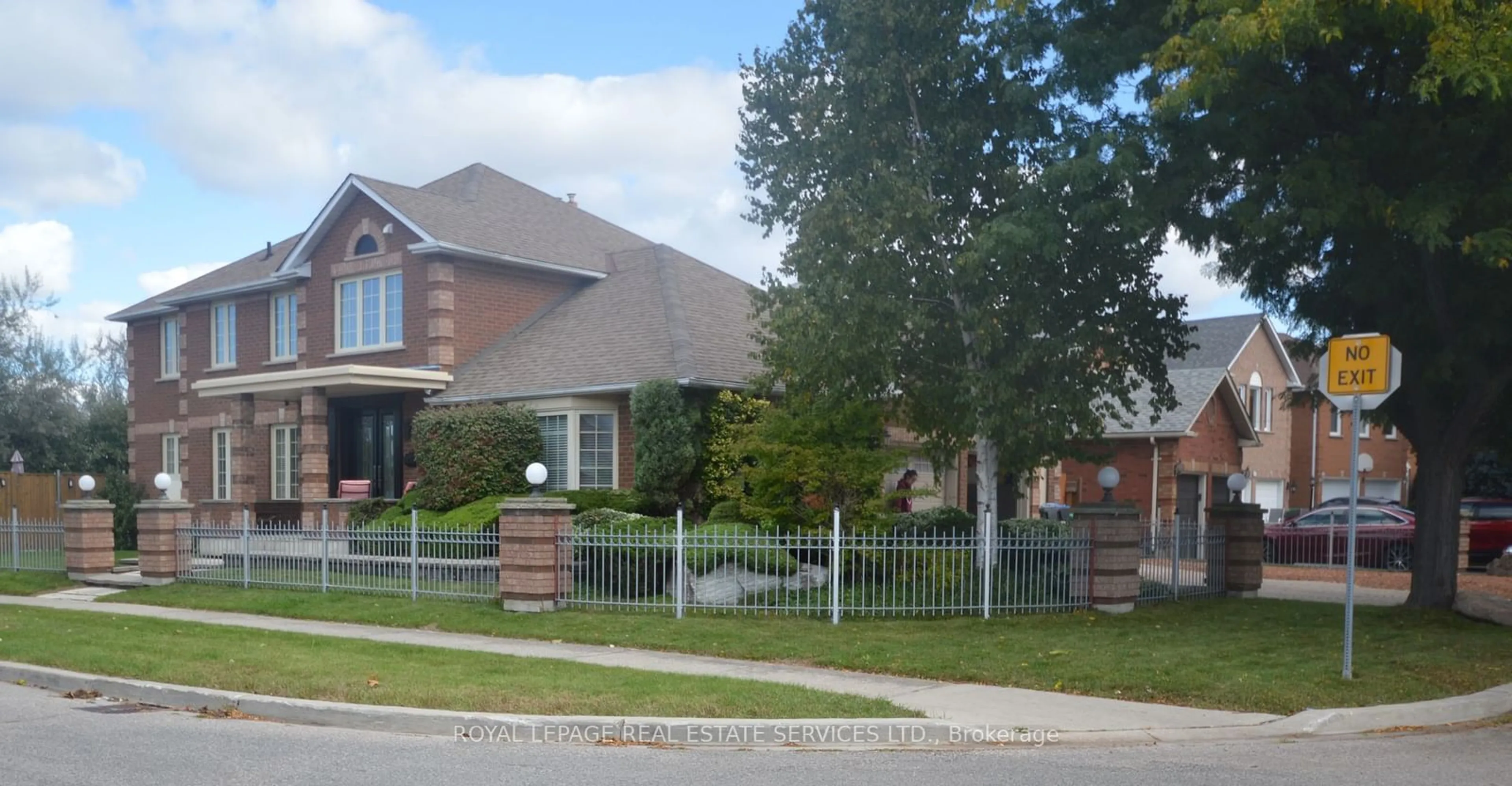 Frontside or backside of a home for 1 Lone Oak Ave, Brampton Ontario L6S 5V5