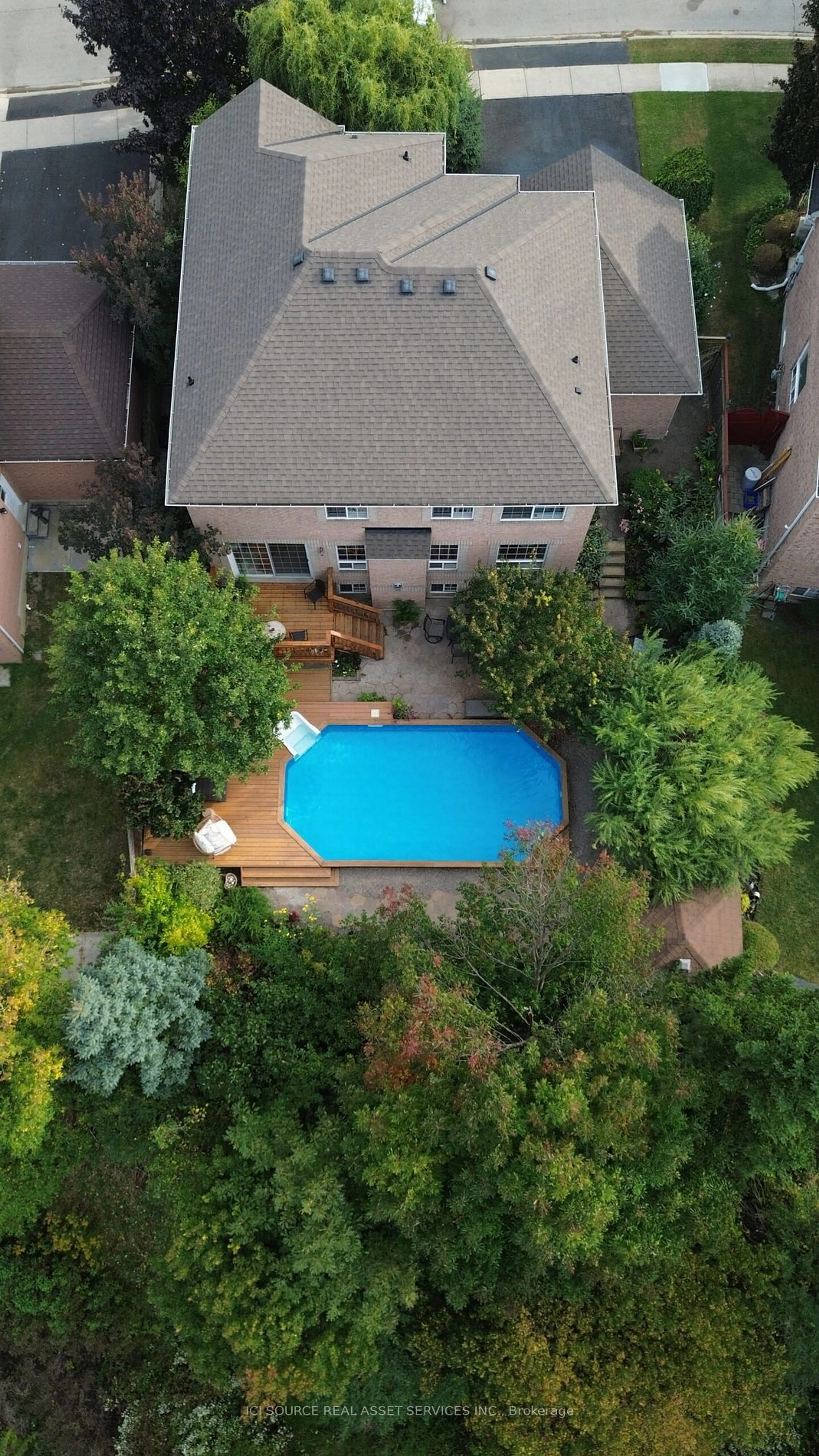 Indoor or outdoor pool for 40 Maldives Cres, Brampton Ontario L6P 1L3