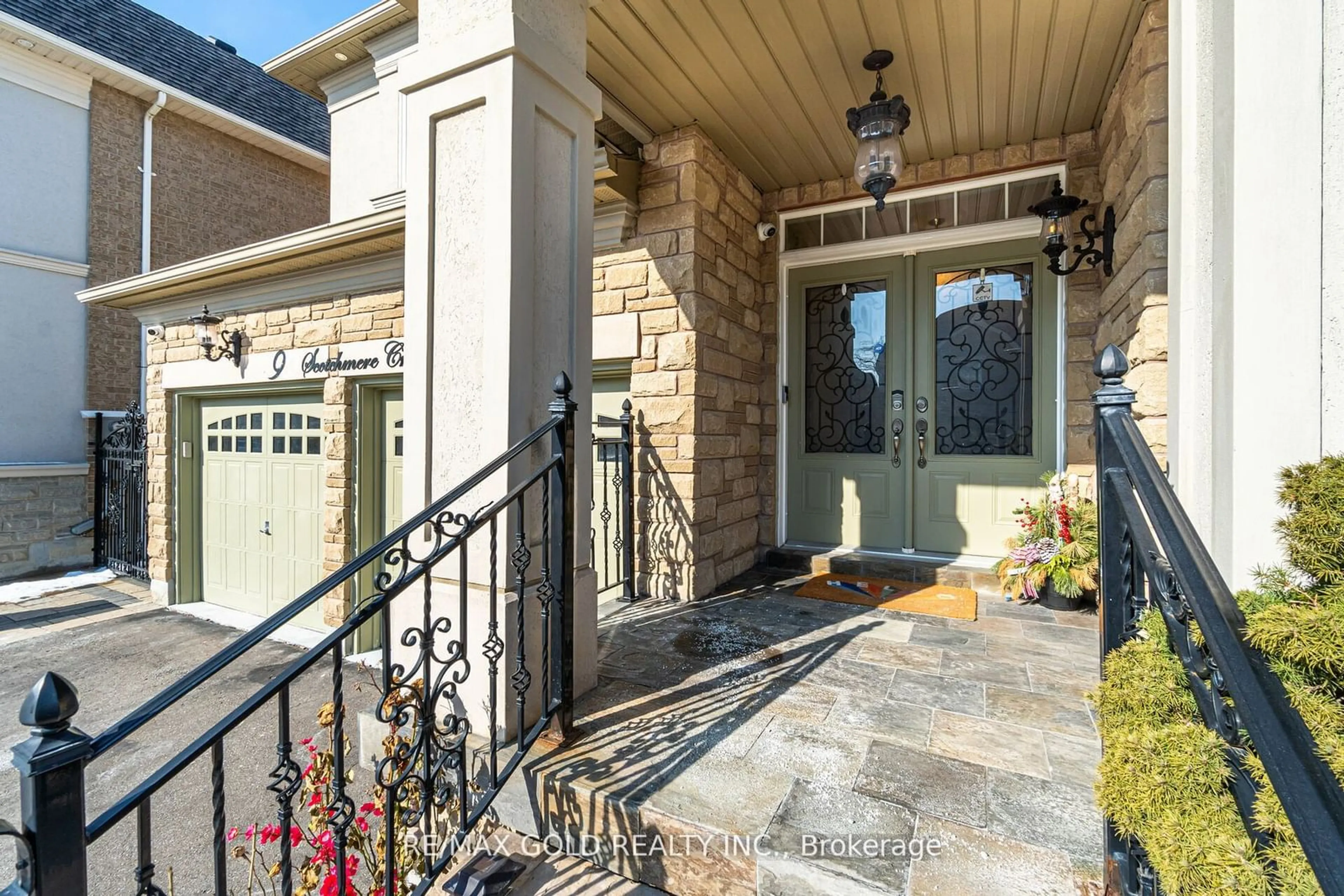 Indoor entryway for 9 Scotchmere Cres, Brampton Ontario L6P 3A6