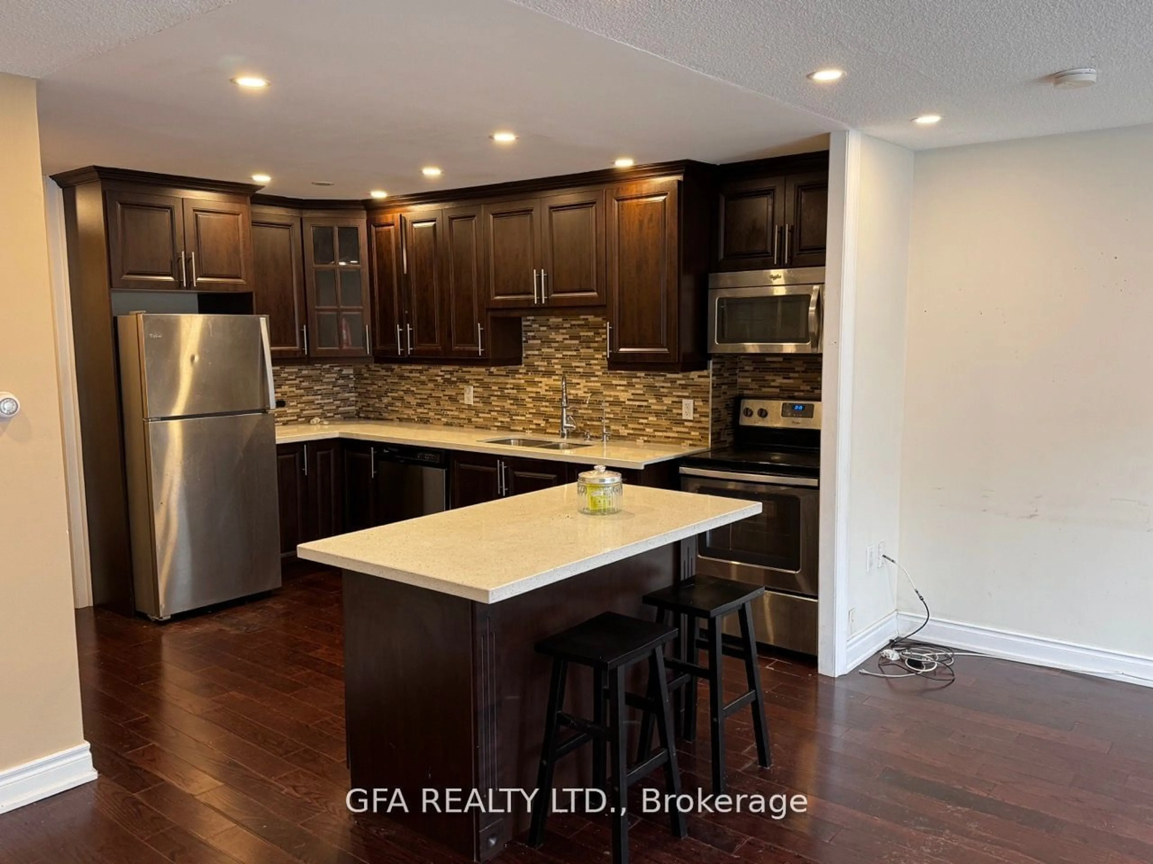 Open concept kitchen for 1624 Bloor St #66, Mississauga Ontario L4X 2S2