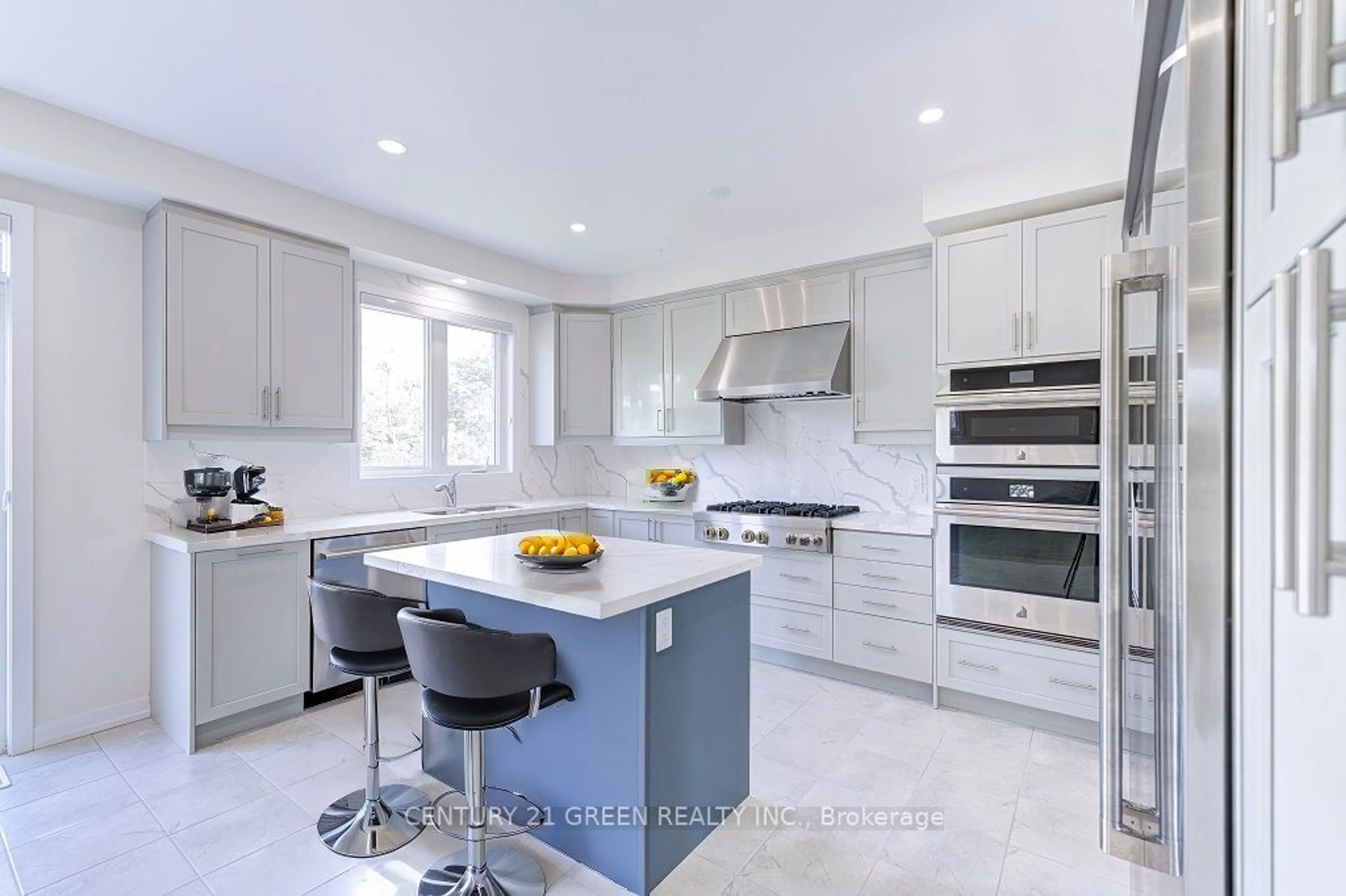 Contemporary kitchen, ceramic floors, mountain for 1535 Wellwood Terr, Milton Ontario L9T 7E7