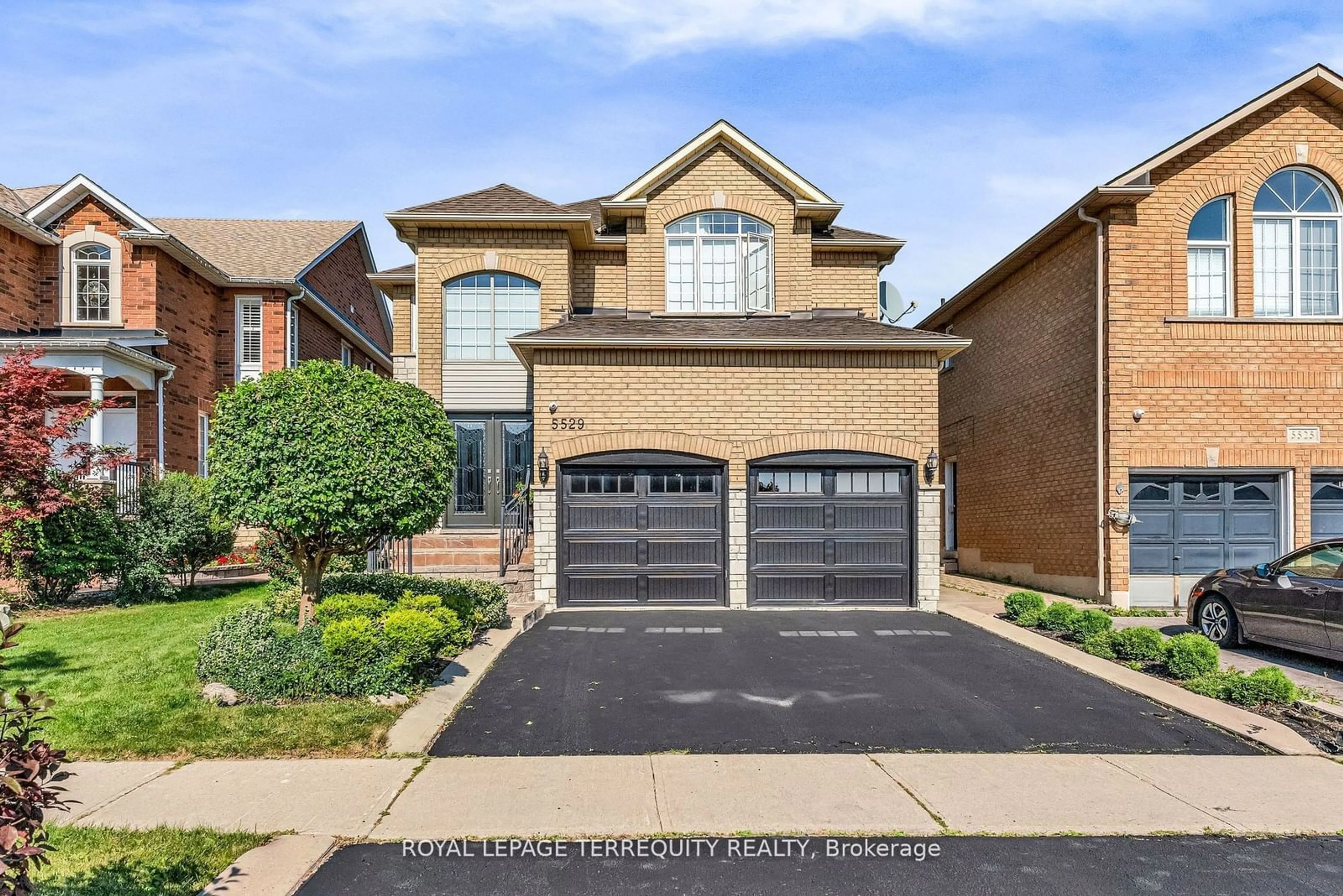 Home with brick exterior material for 5529 Heatherleigh Ave, Mississauga Ontario L5V 2L4