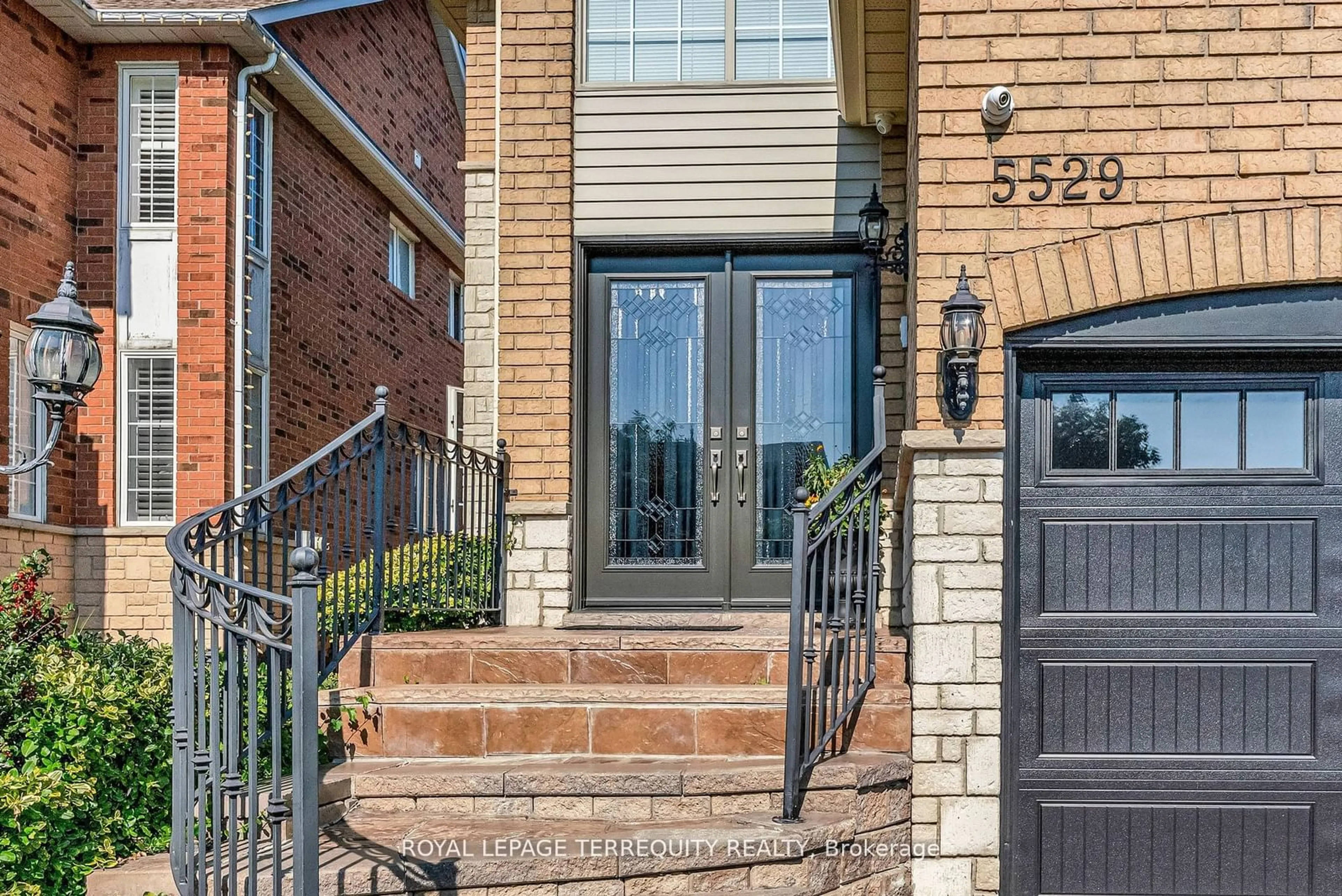 Home with brick exterior material for 5529 Heatherleigh Ave, Mississauga Ontario L5V 2L4