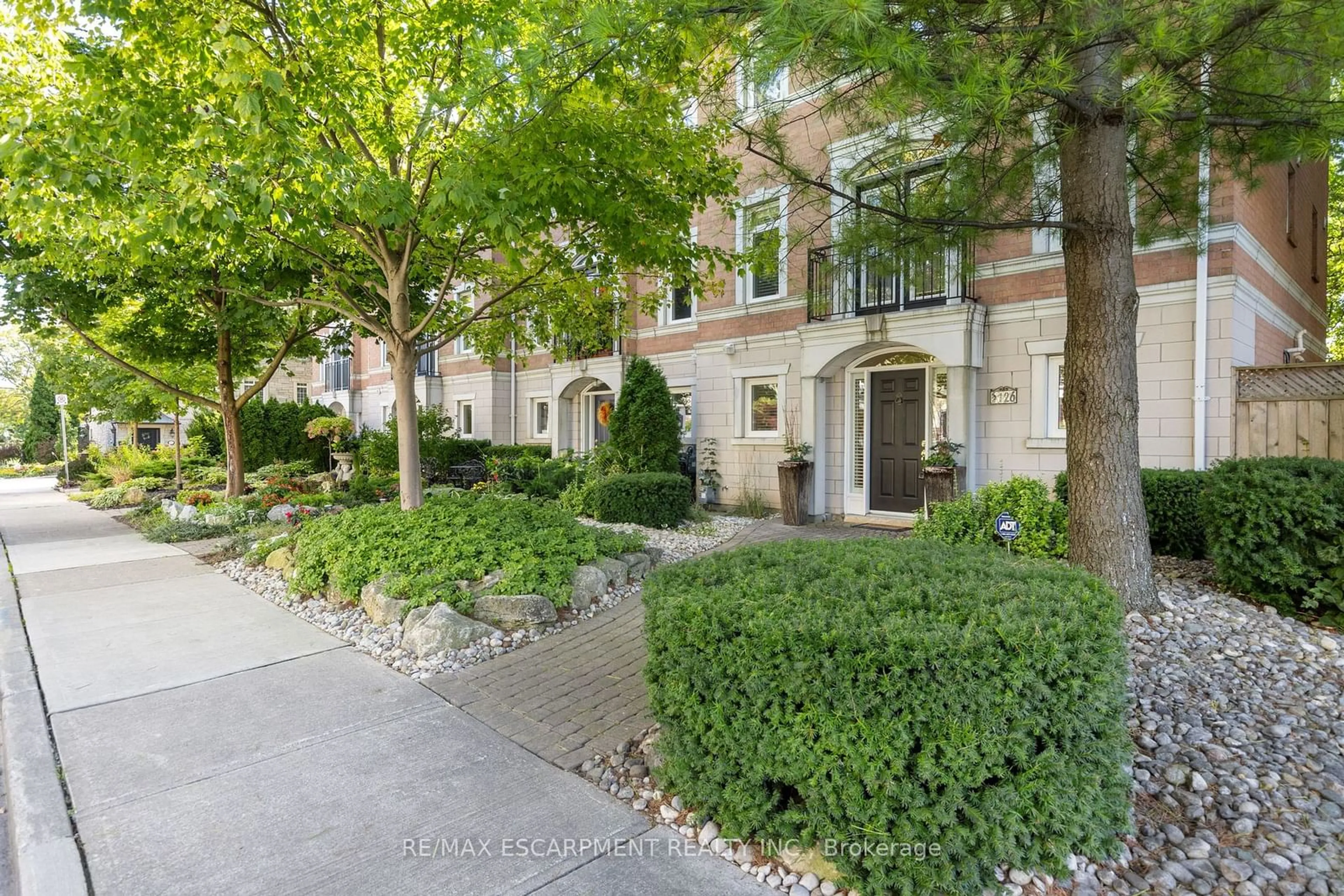 A pic from exterior of the house or condo, the street view for 126 Brant St, Oakville Ontario L6K 3X6