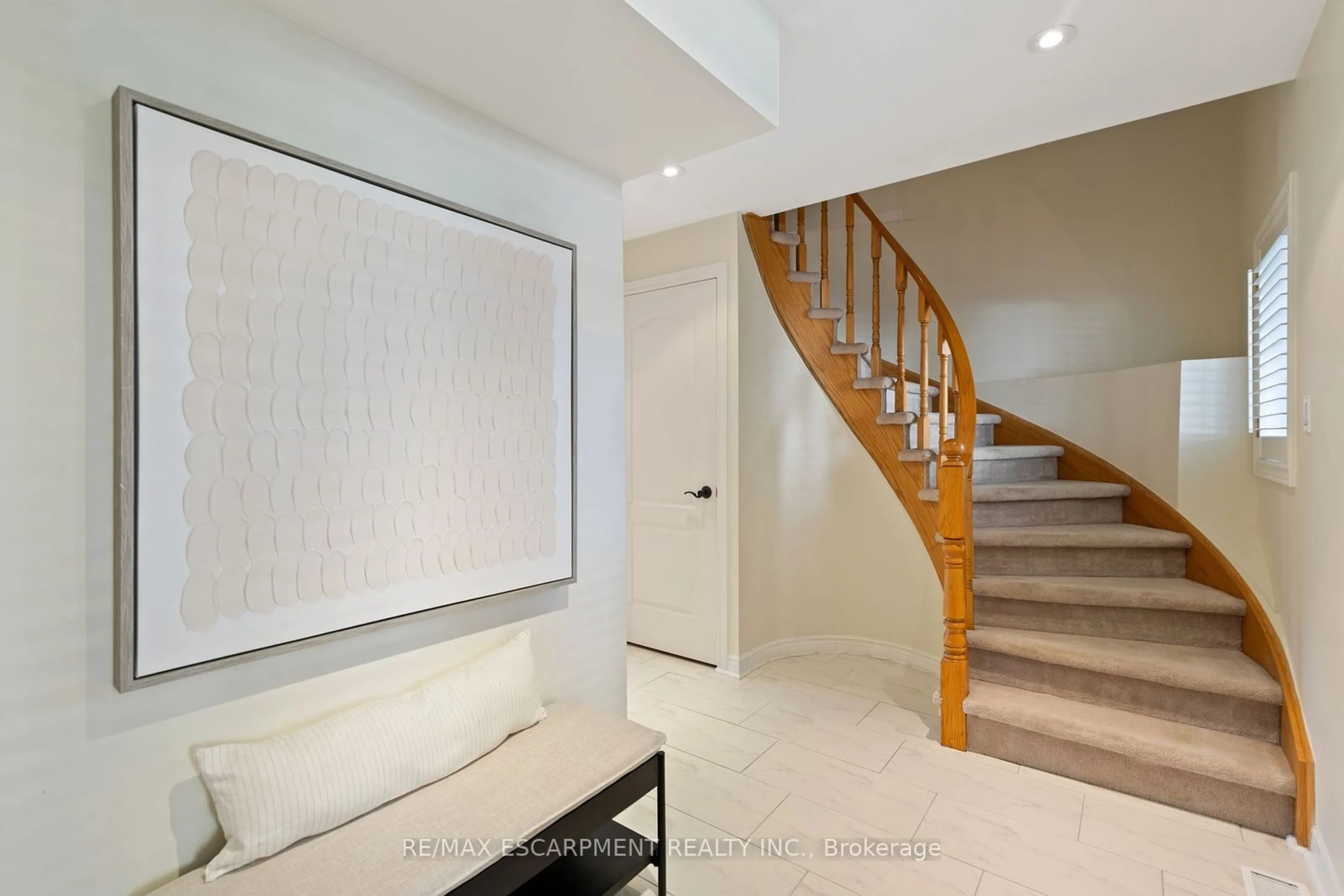 Indoor entryway, cement floor for 126 Brant St, Oakville Ontario L6K 3X6