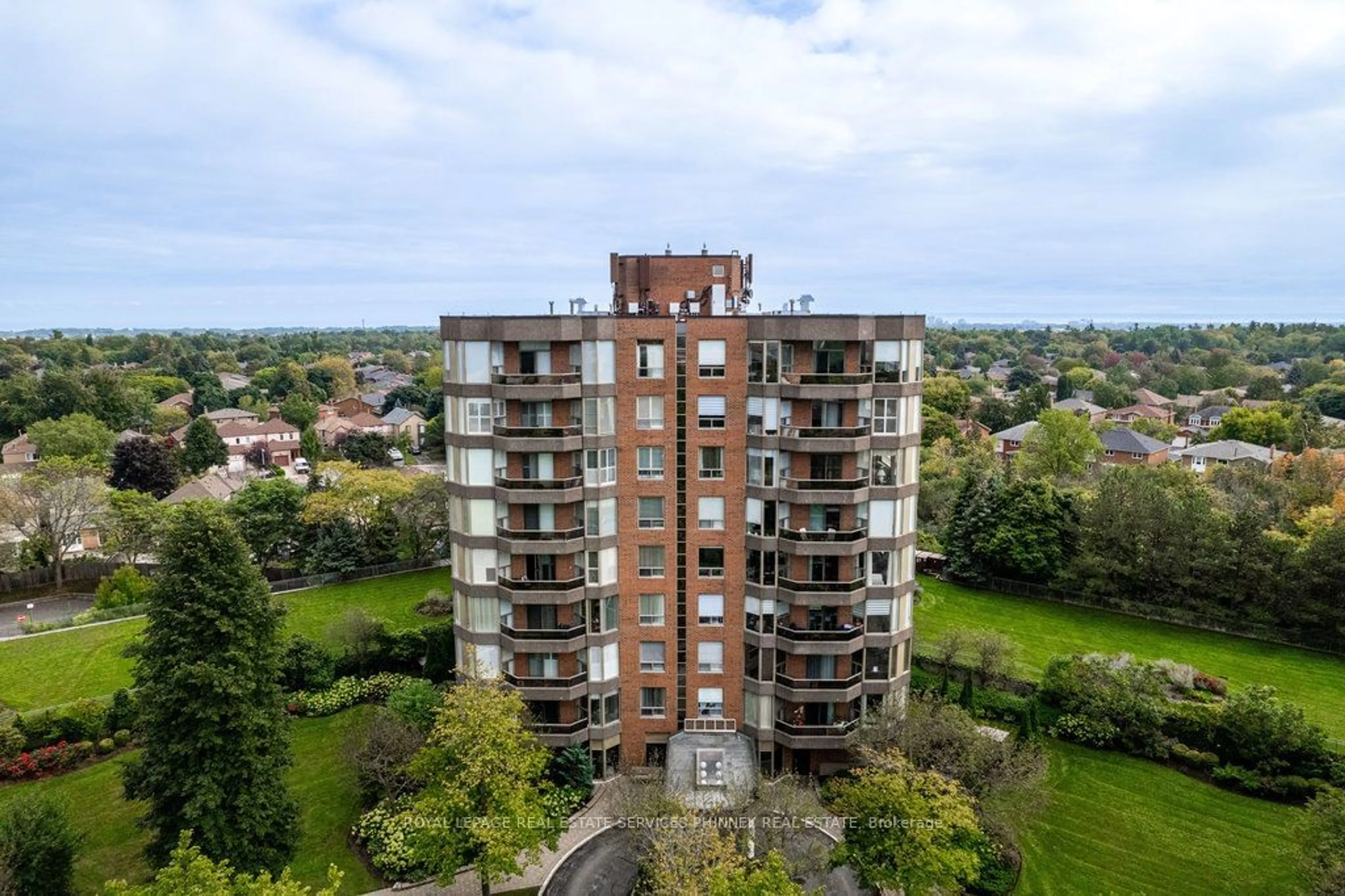 A pic from exterior of the house or condo, the front or back of building for 1903 Pilgrim Way #305, Oakville Ontario L6M 2X1