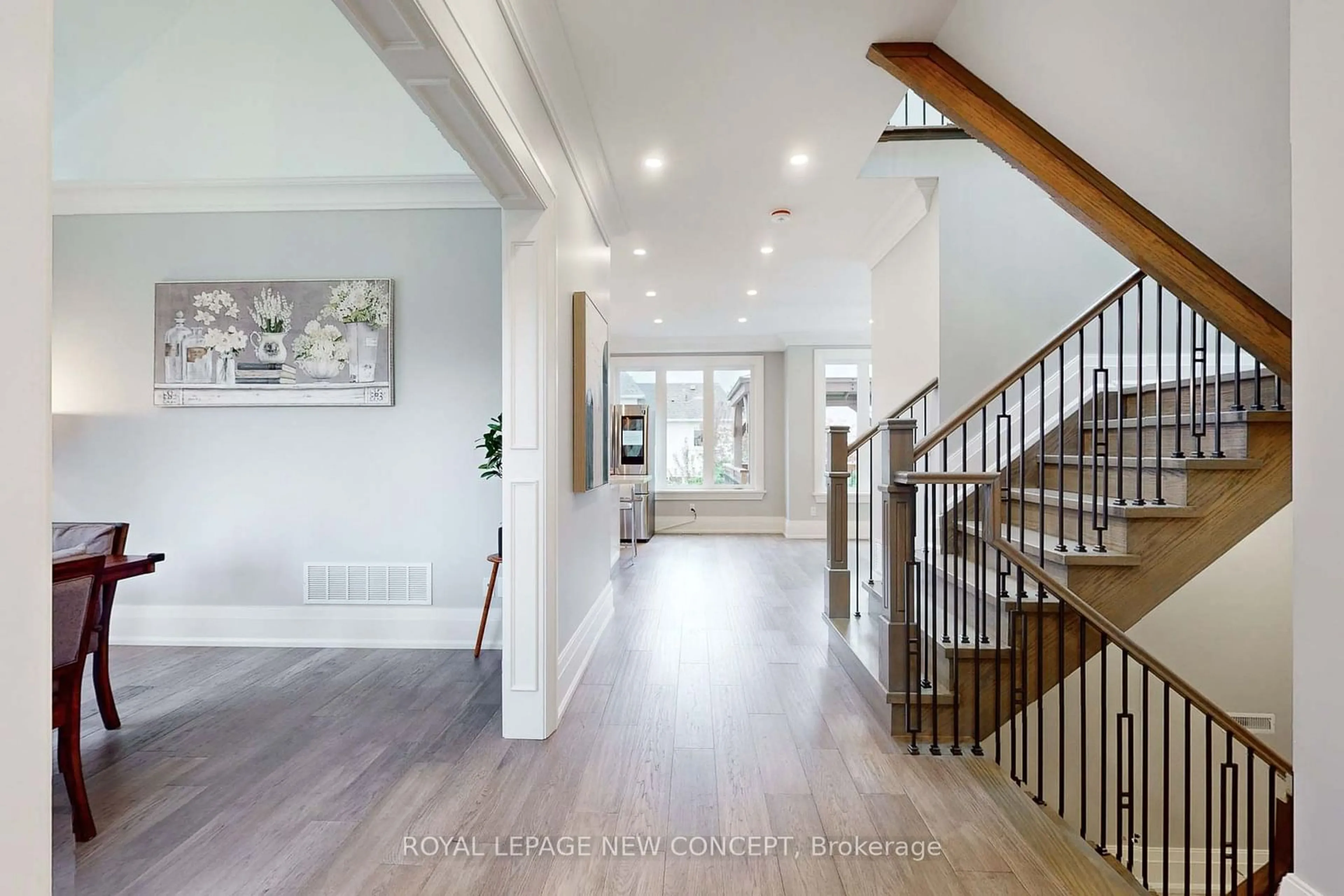 Indoor entryway, wood floors for 2420 Ventura Dr, Oakville Ontario L6L 2H4