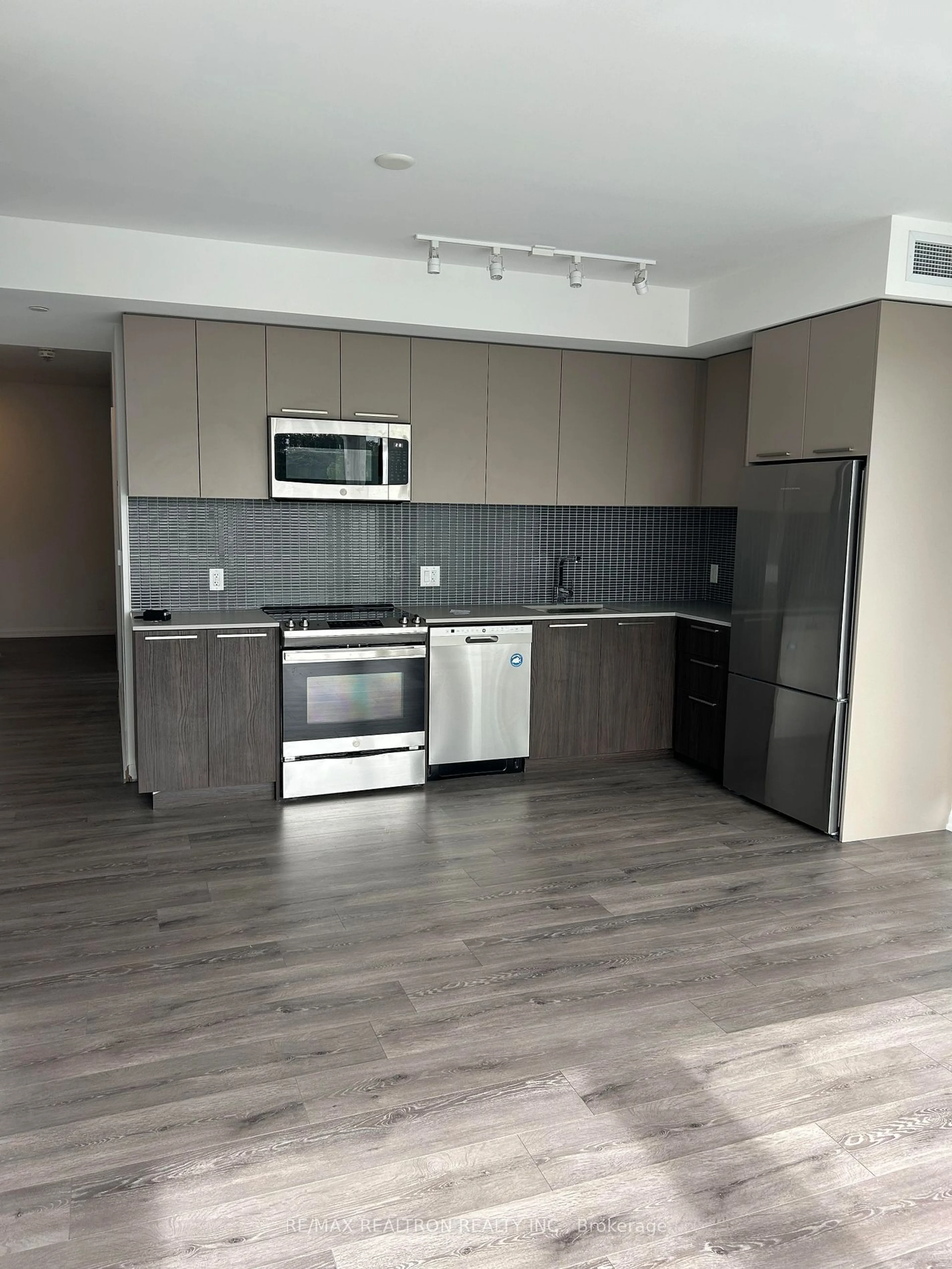 Standard kitchen for 4208 Dundas St #306, Toronto Ontario M8X 1Y6