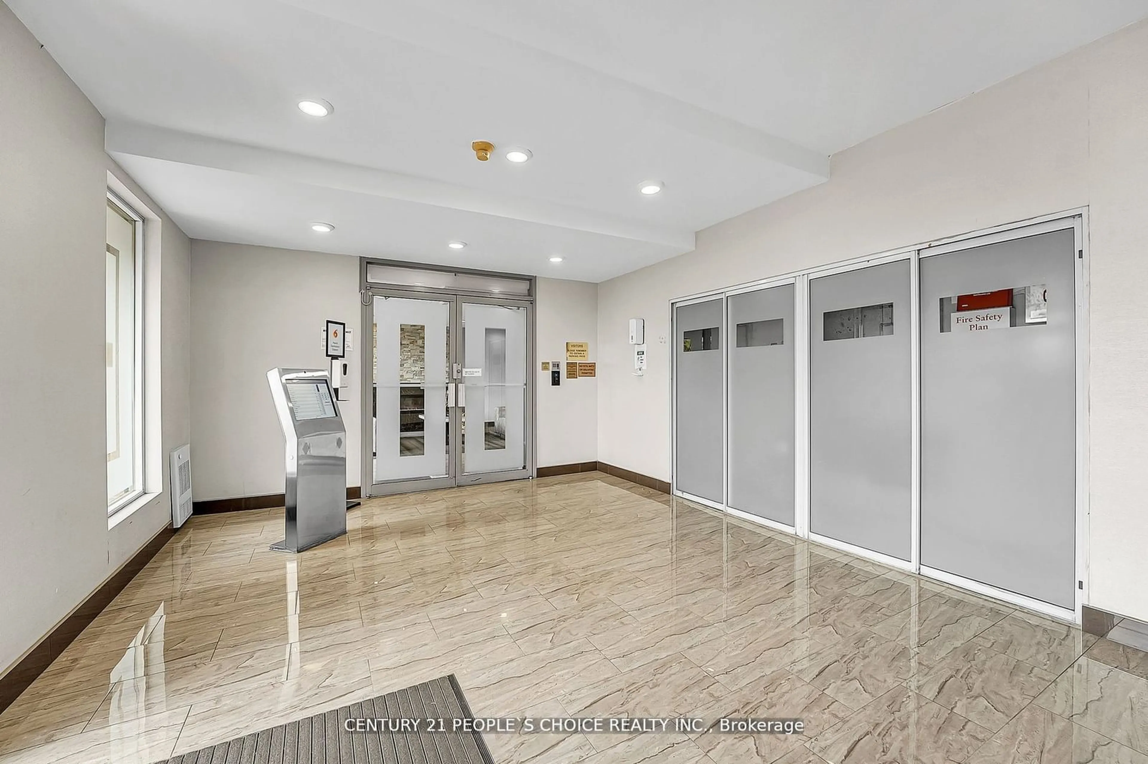 Indoor foyer for 135 Hillcrest Ave #912, Mississauga Ontario L5B 3Z1