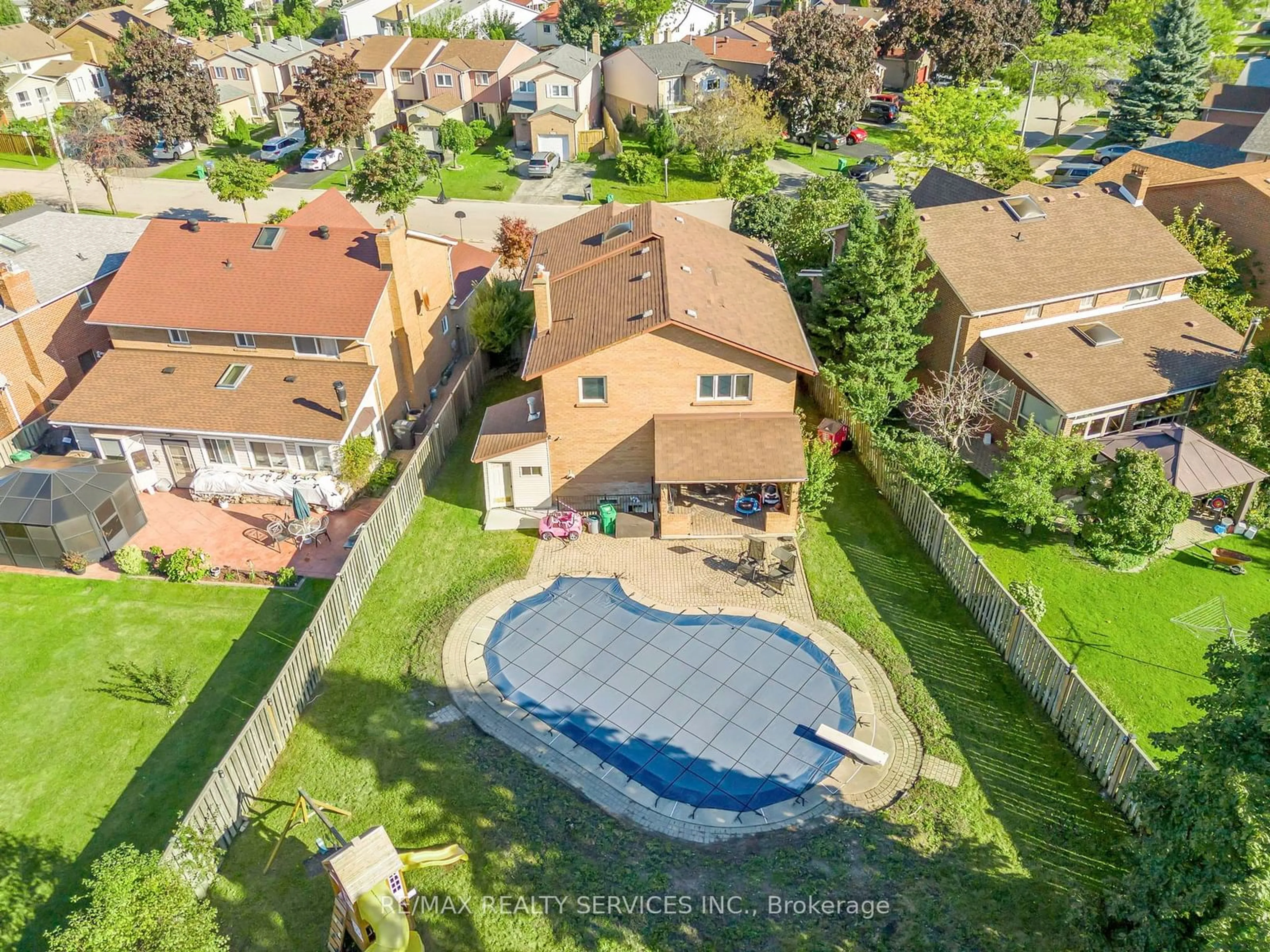 Frontside or backside of a home, the fenced backyard for 4266 Sugarbush Rd, Mississauga Ontario L5B 2X7