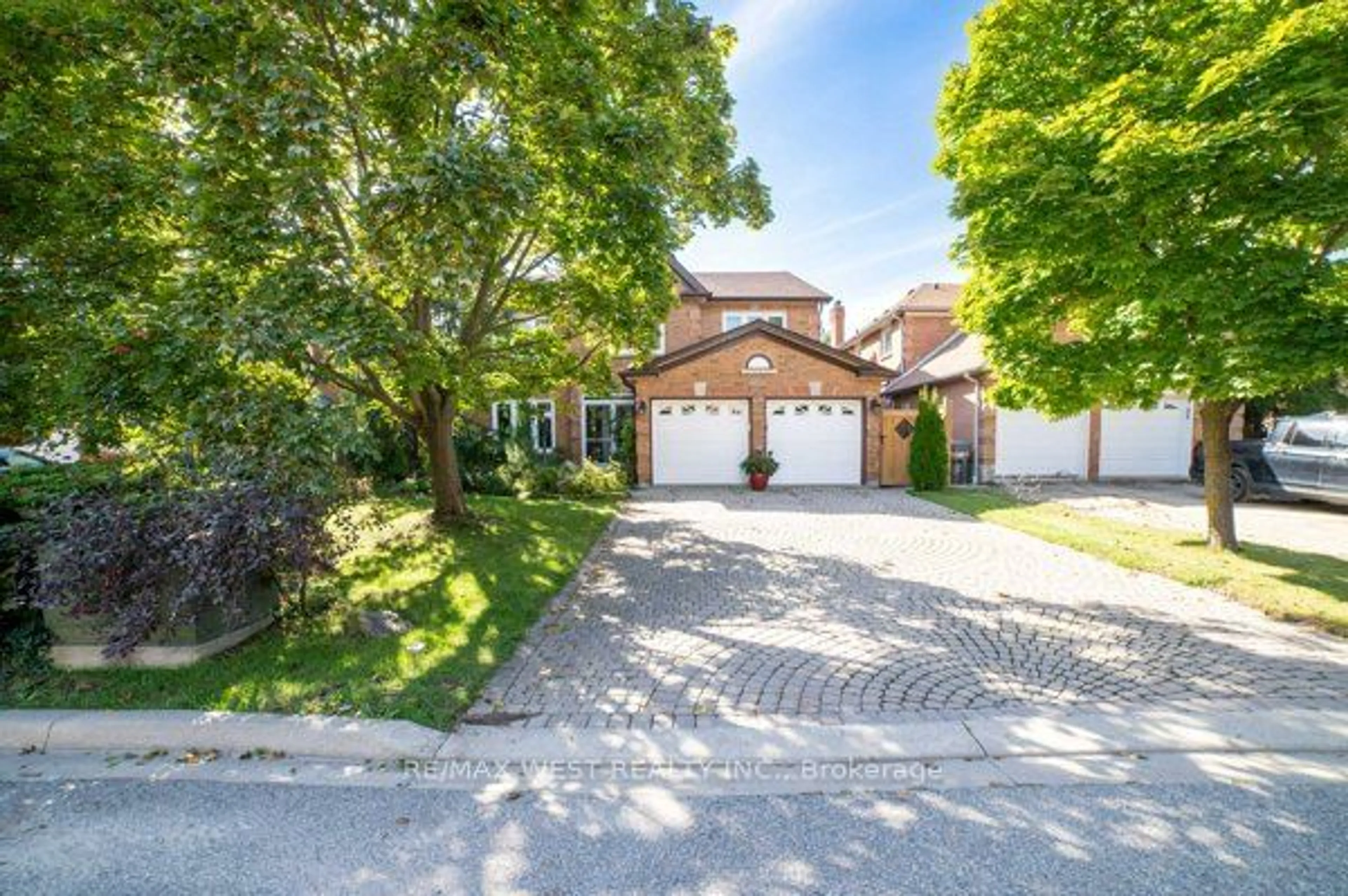 Frontside or backside of a home, the street view for 6016 St. Ives Way, Mississauga Ontario L5N 4L9