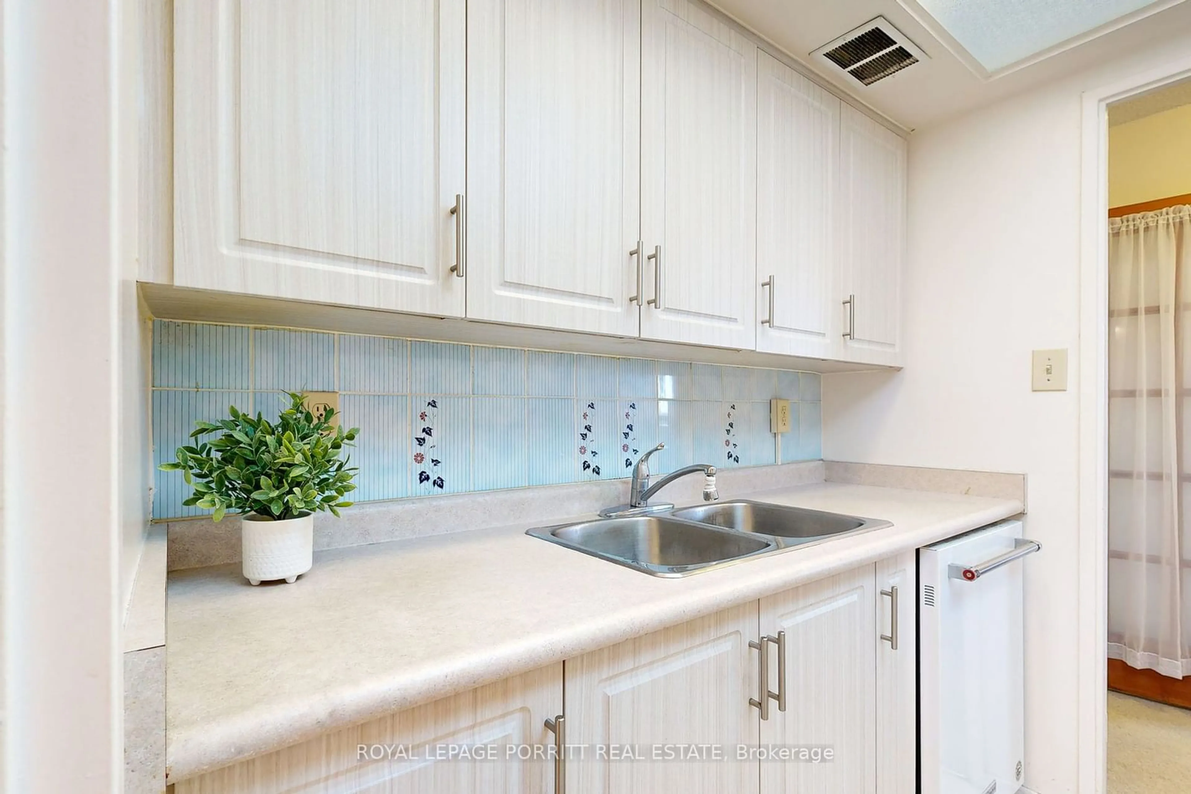 Standard kitchen, unknown for 1535 Lakeshore Rd #510, Mississauga Ontario L5E 3E2